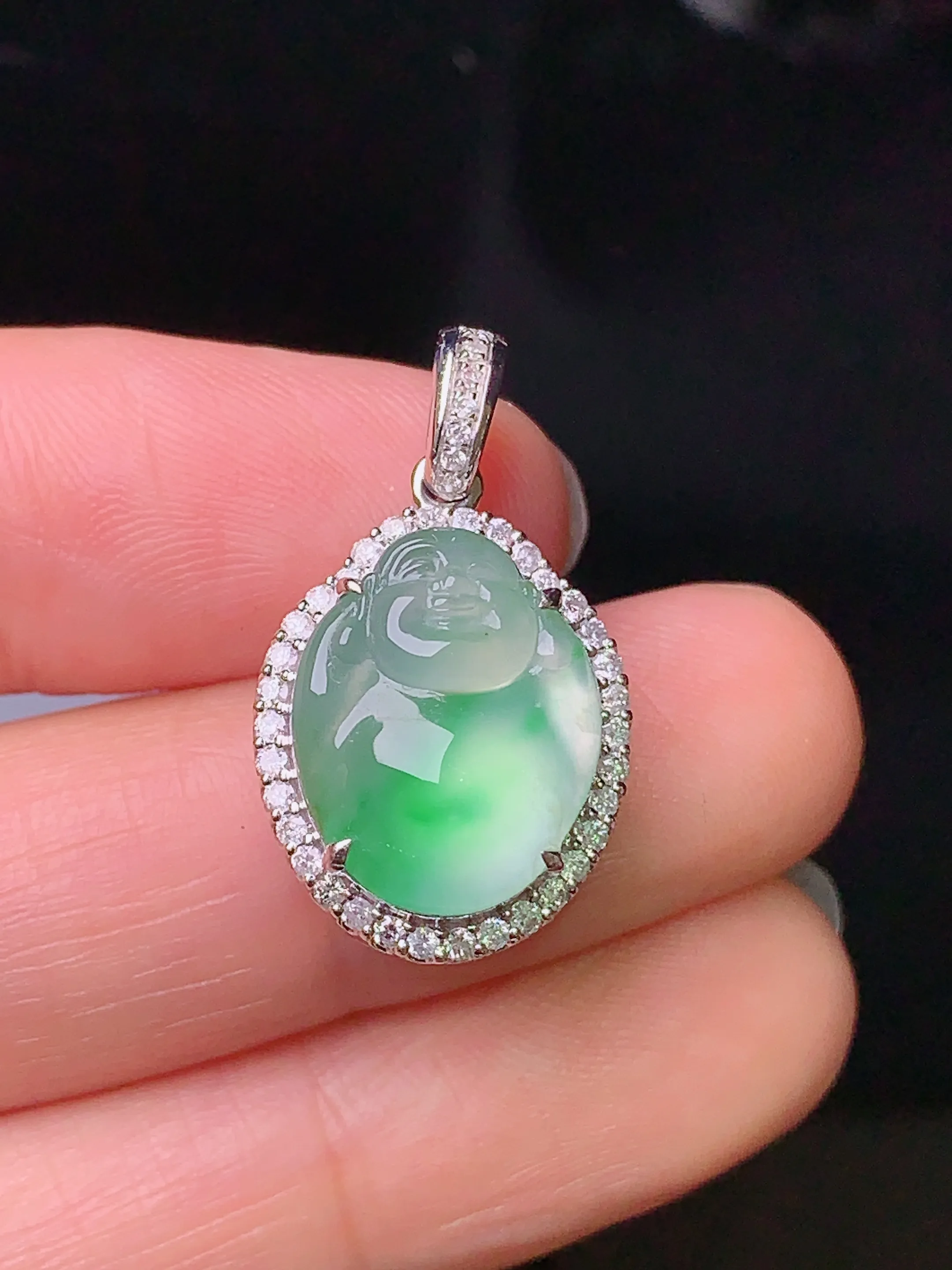 18k金钻镶嵌冰种飘绿佛公吊坠 玉质细腻 色泽清新艳丽 整体尺寸24.5*14.3*10.2