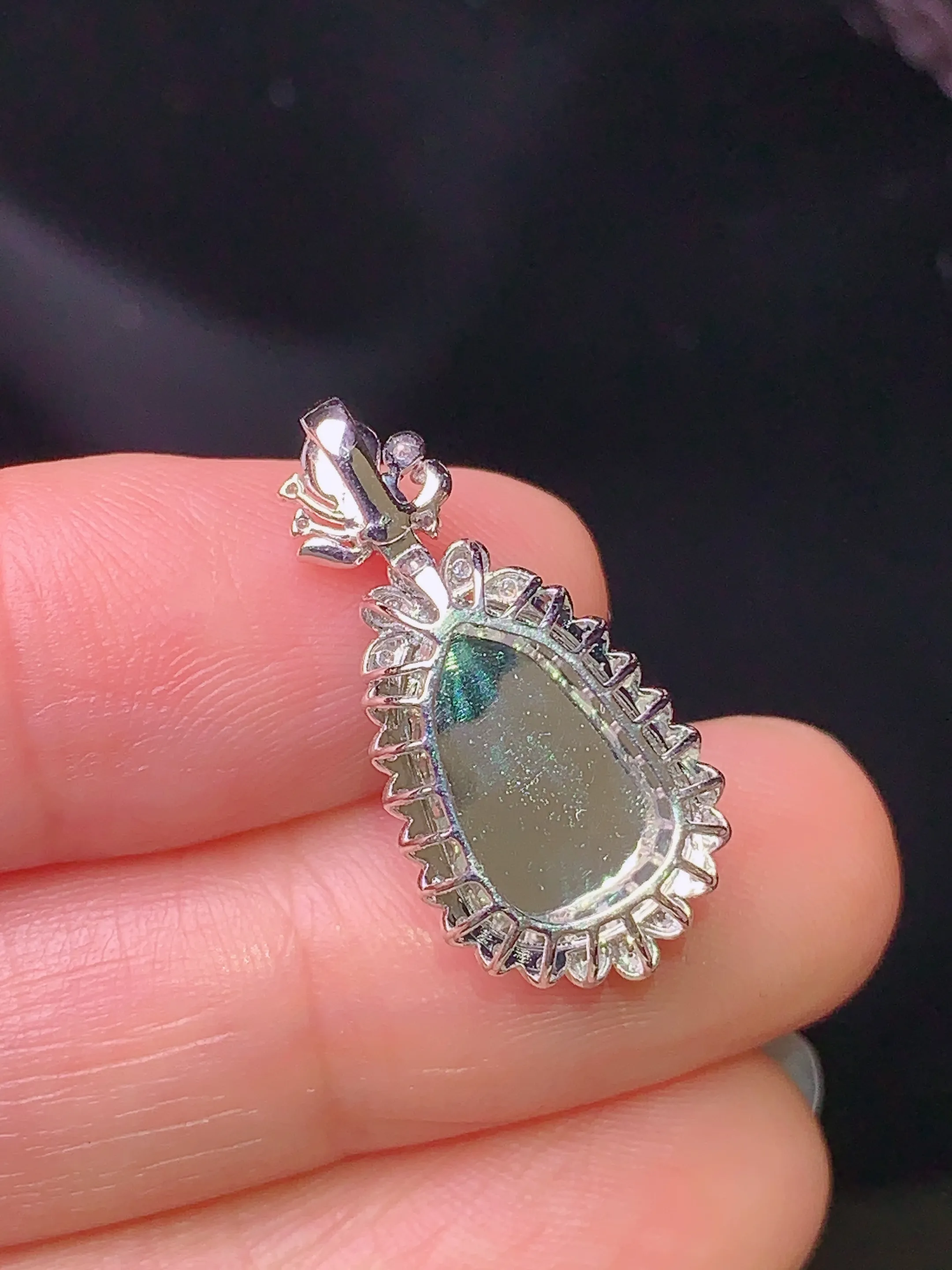 18k金钻镶嵌满绿福瓜吊坠 玉质细腻 色泽清新艳丽 整体尺寸23.3*11.5*8.5