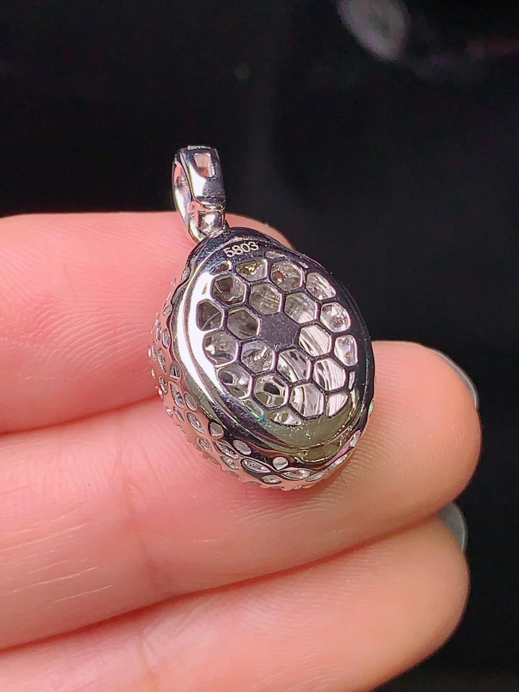 18k金钻镶嵌冰种飘绿佛公吊坠 玉质细腻 色泽清新艳丽 整体尺寸24.5*14.3*10.2