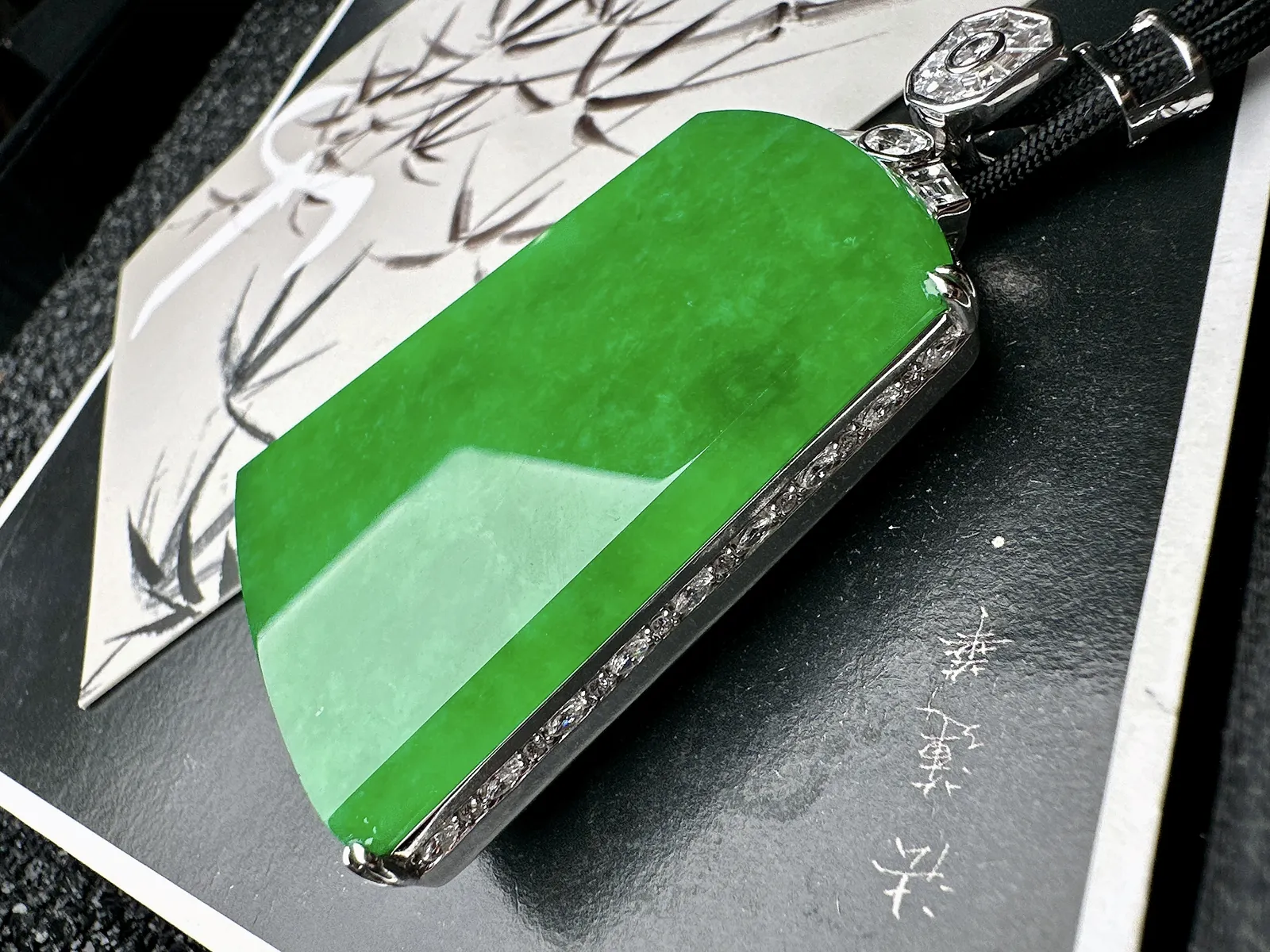 【冰种阳绿缅料大无事牌】珍藏级别，实物更漂亮，阳绿色泽。18k金钻镶嵌，裸石尺寸54.2*41.8*4.3毫米