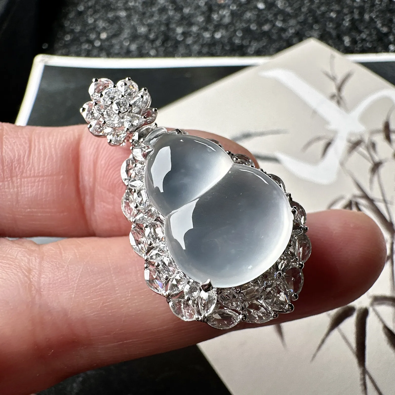 【玻璃种葫芦吊坠】质地细腻清爽，荧光感强烈，起刚光强烈，18K金钻镶嵌，裸石尺寸18.2*13.4*4毫米