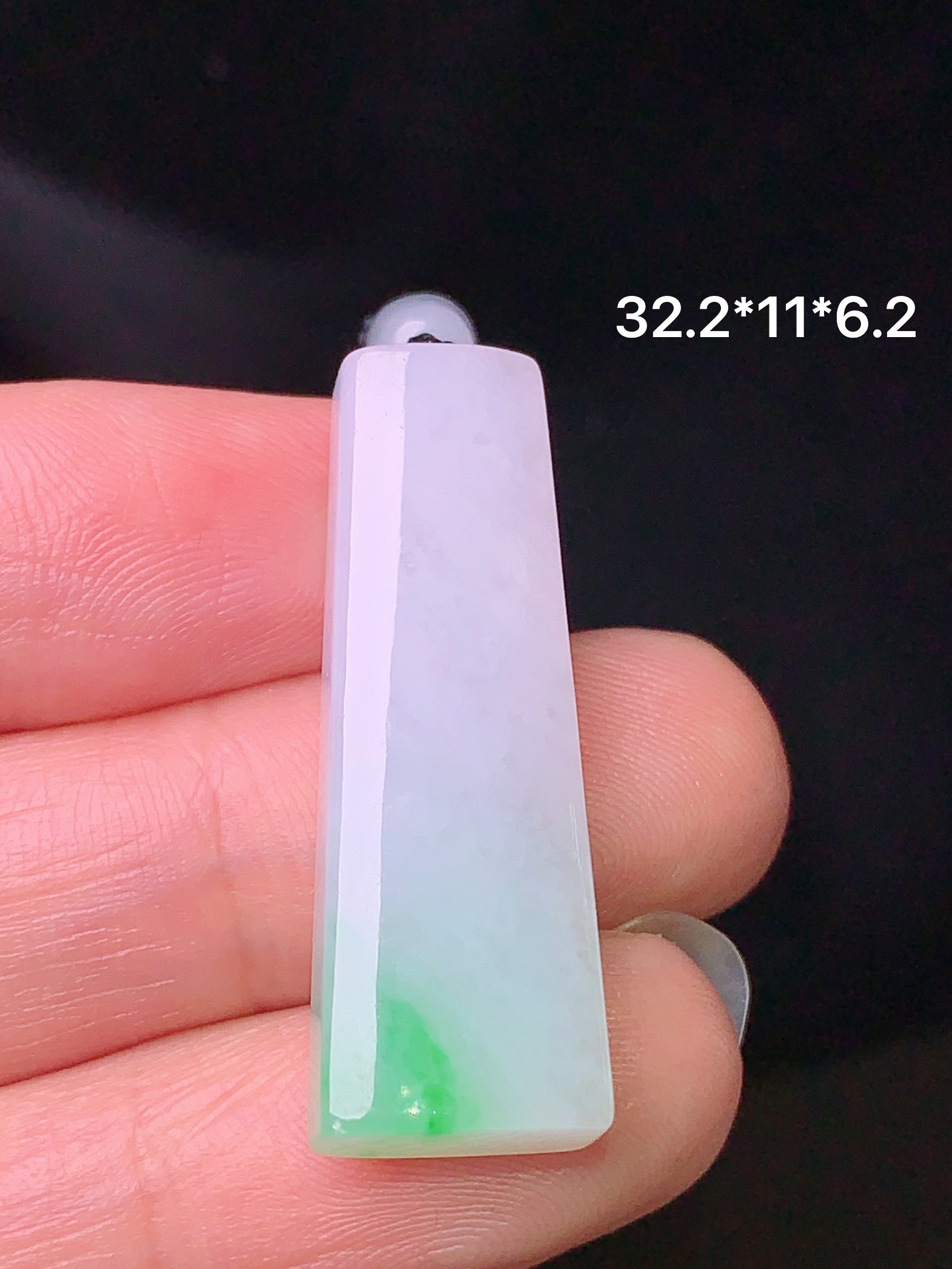 飘绿无事牌吊坠 玉质细腻 色泽清新艳丽 整体尺寸32.2*11*6.2