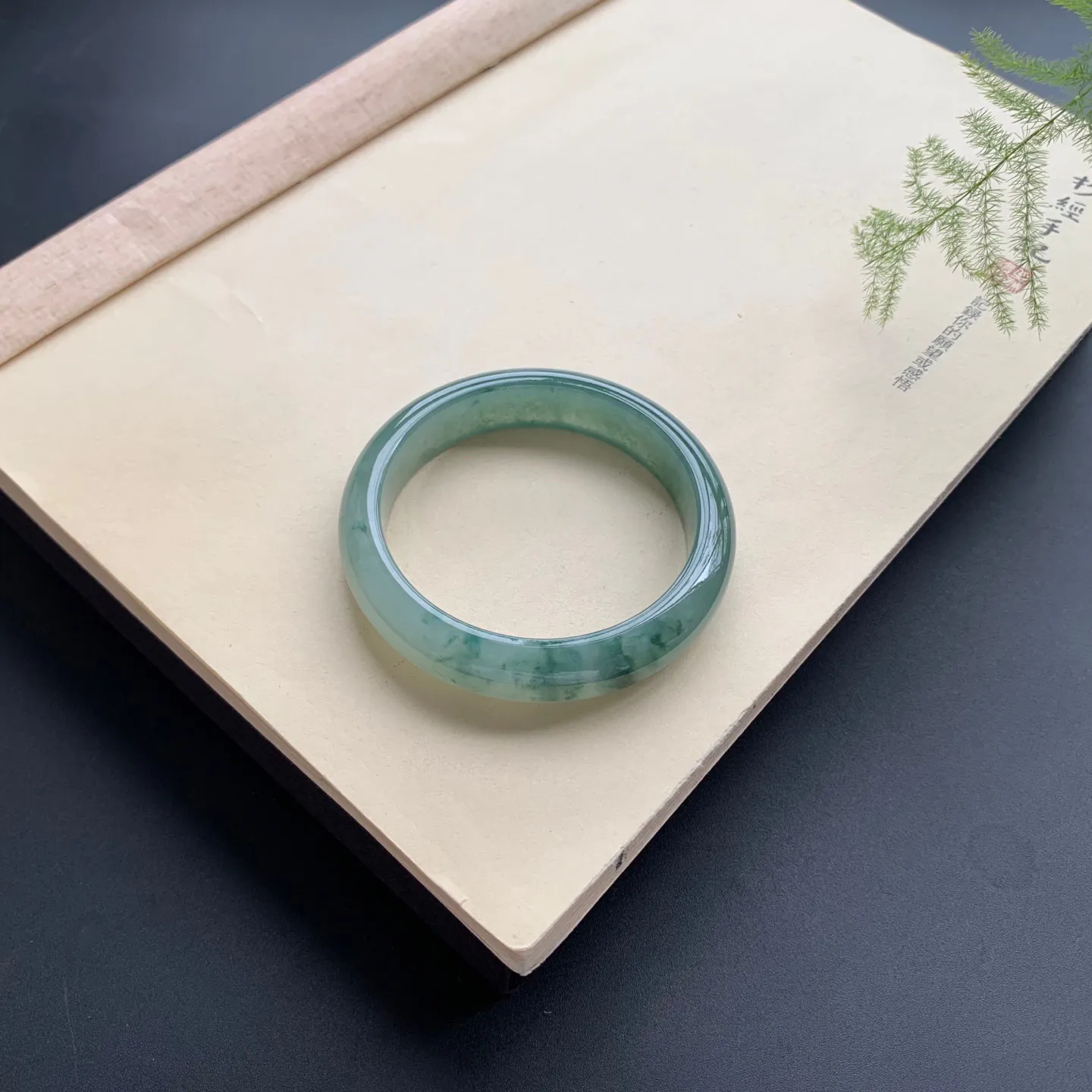 56圈口油底飘花正圈手镯 尺寸：56-13.3-8.2，无纹裂，细腻起胶，色泽浓郁