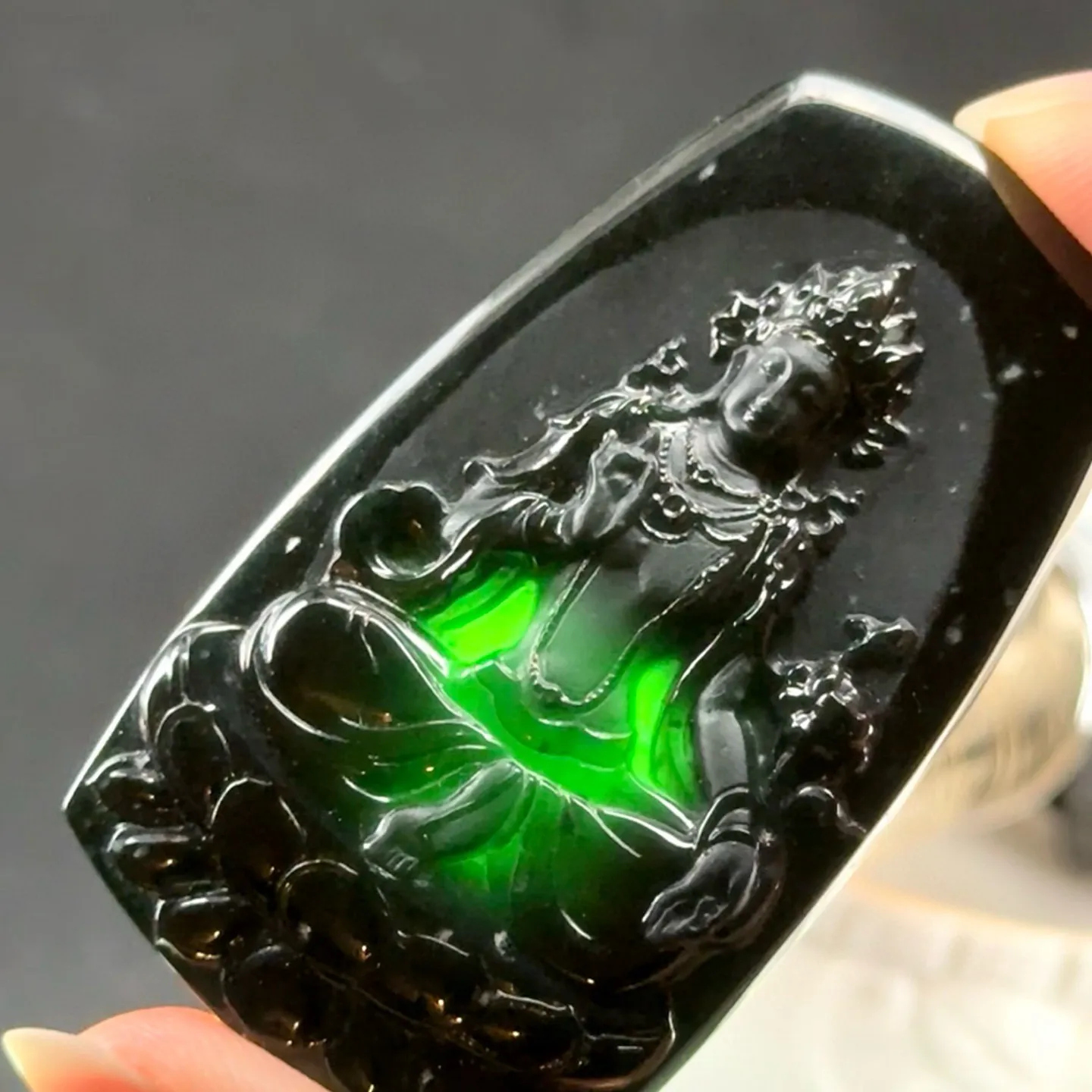 精品墨翠度母 种好色正 黑度极好 打灯通透 油性十足 尺寸53.3