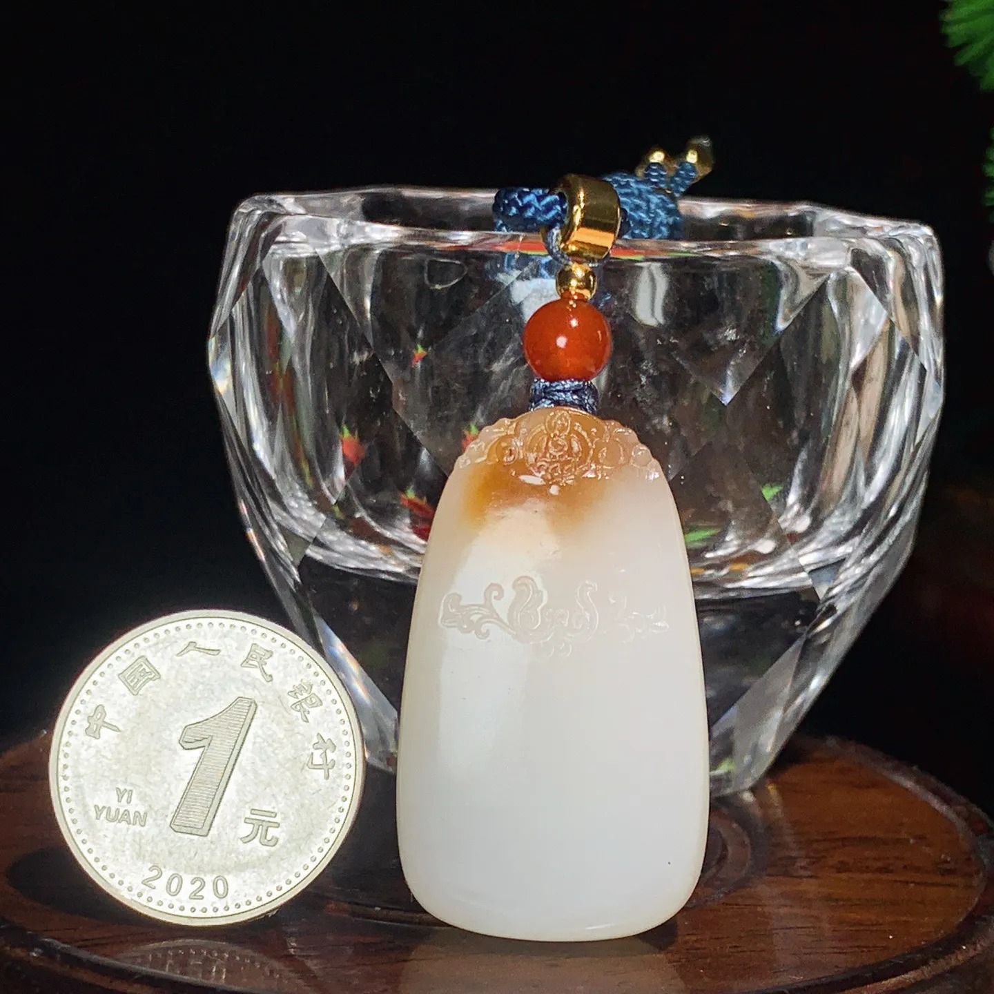 新疆且末糖羊脂白平安无事牌挂件。尺寸37/22/12重24.5克。白度一级。玉质细腻油润。手推出油。佩戴高端典雅。lt251031