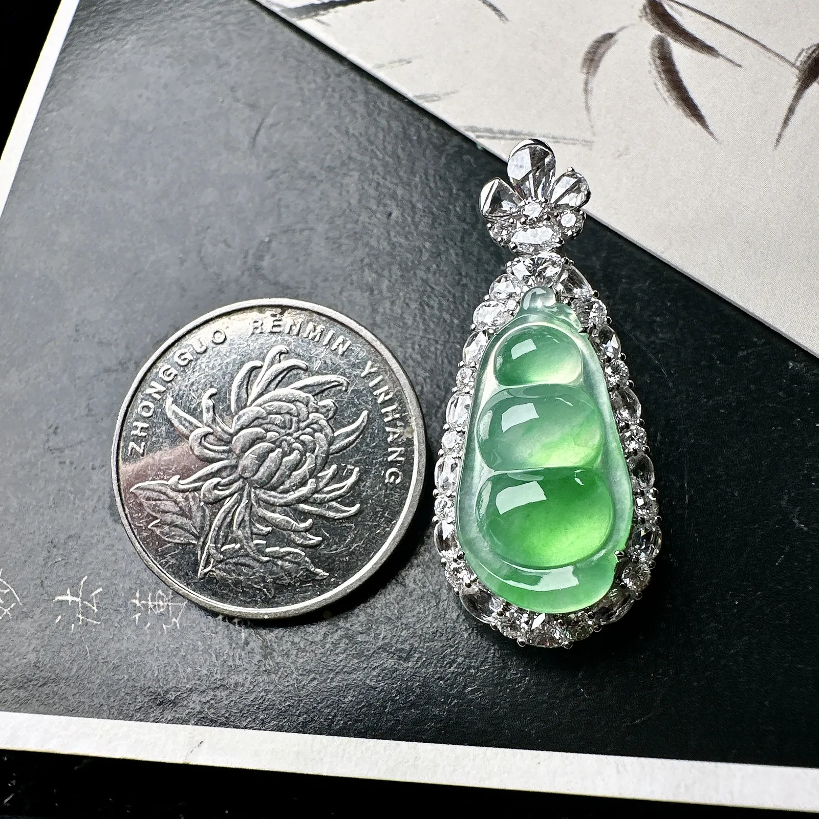 【冰种绿福豆吊坠】种地上乘，冰感十足，通透起光，饱满圆润，18k金钻镶嵌，裸石尺寸21.9*11.7*4.8毫米。