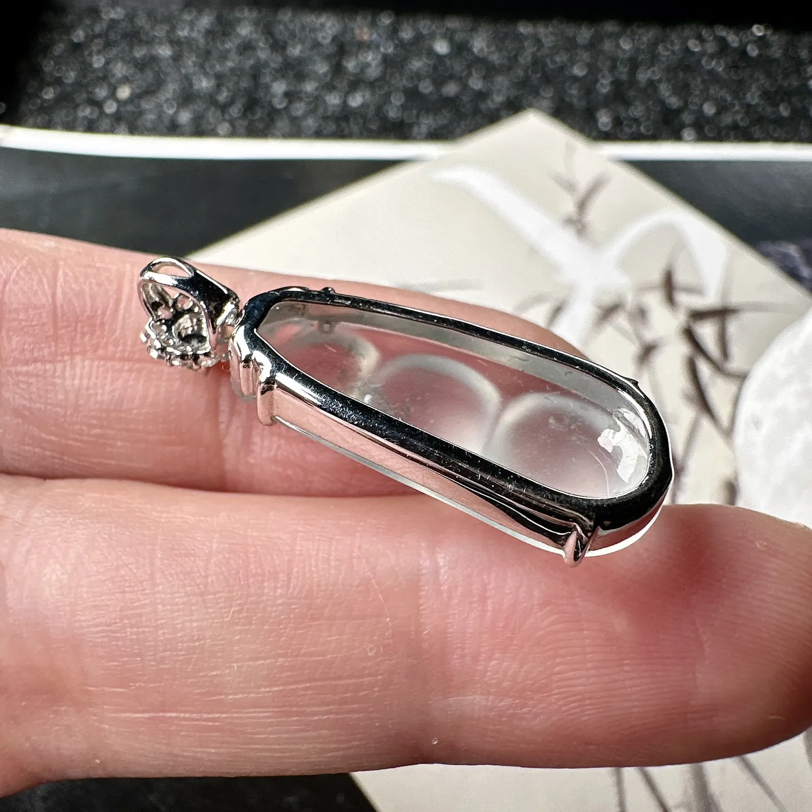 【冰种福豆吊坠】种地上乘，冰感十足，通透起光，饱满圆润，收藏品质，18k金钻镶嵌，裸石尺寸24.5*10.7*5.2毫米