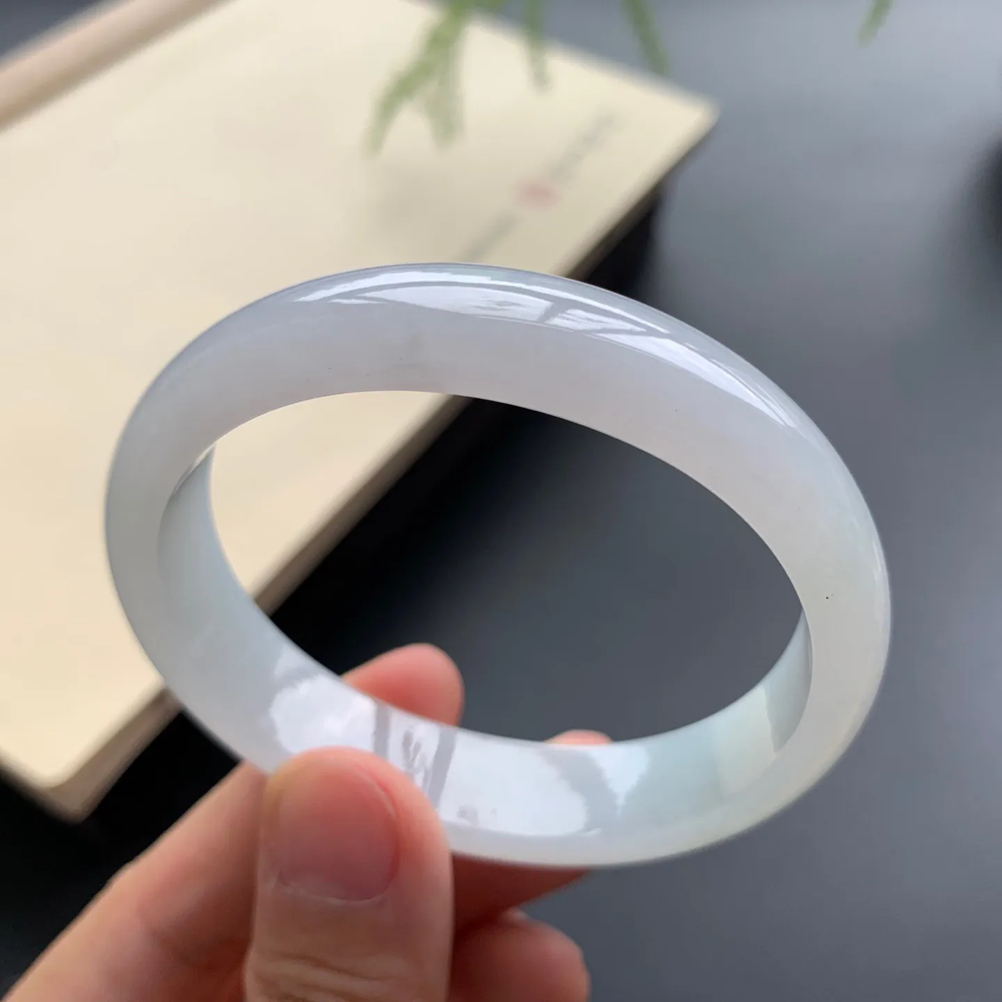 52.8圈口细糯贵妃手镯 尺寸：52.8-45.6-12.2-5.8，无纹裂，细腻光滑，清爽干净