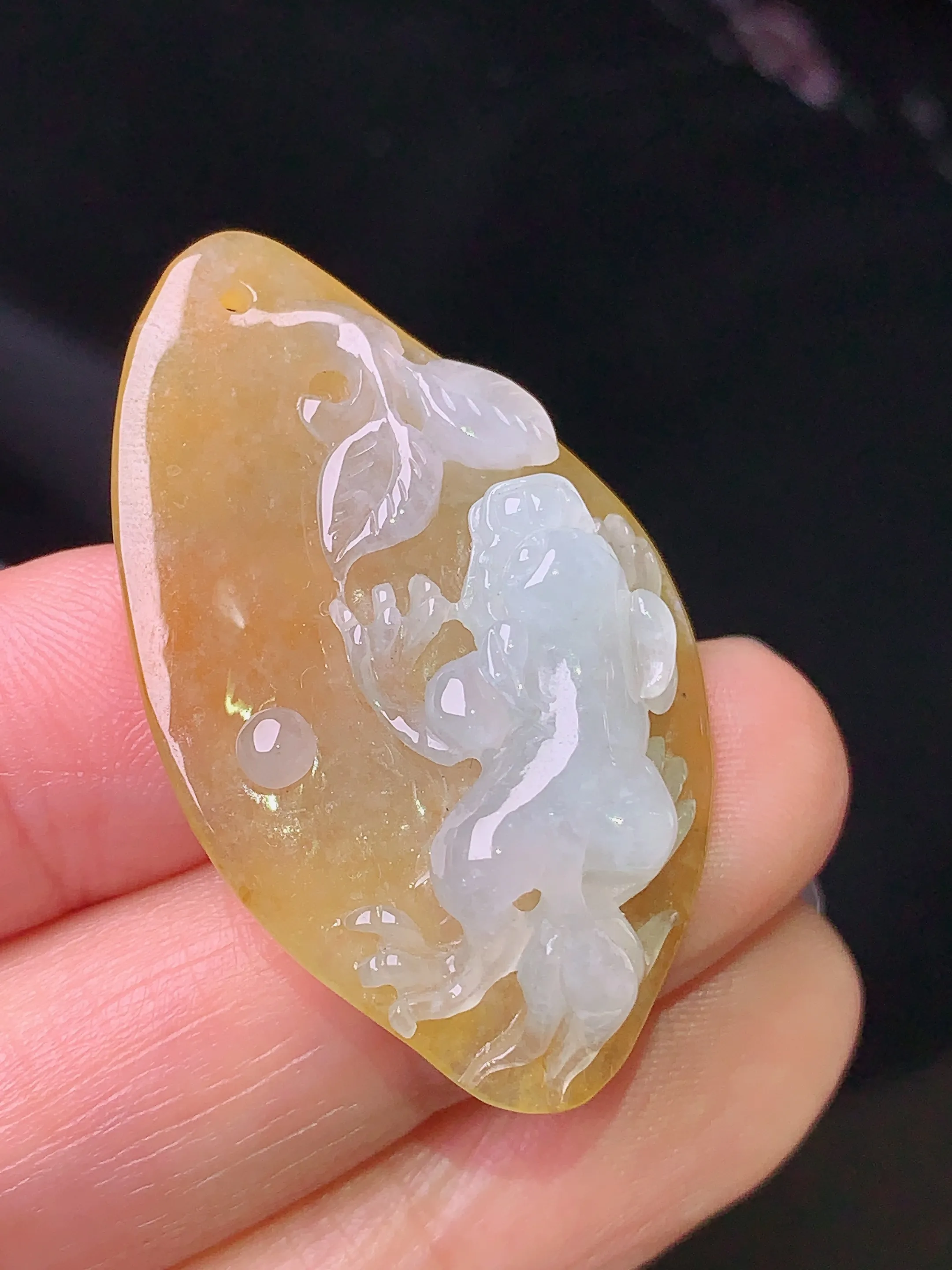 黄翡一叶成龙吊坠 玉质细腻 色泽清新艳丽 整体尺寸38.5*23.5*9