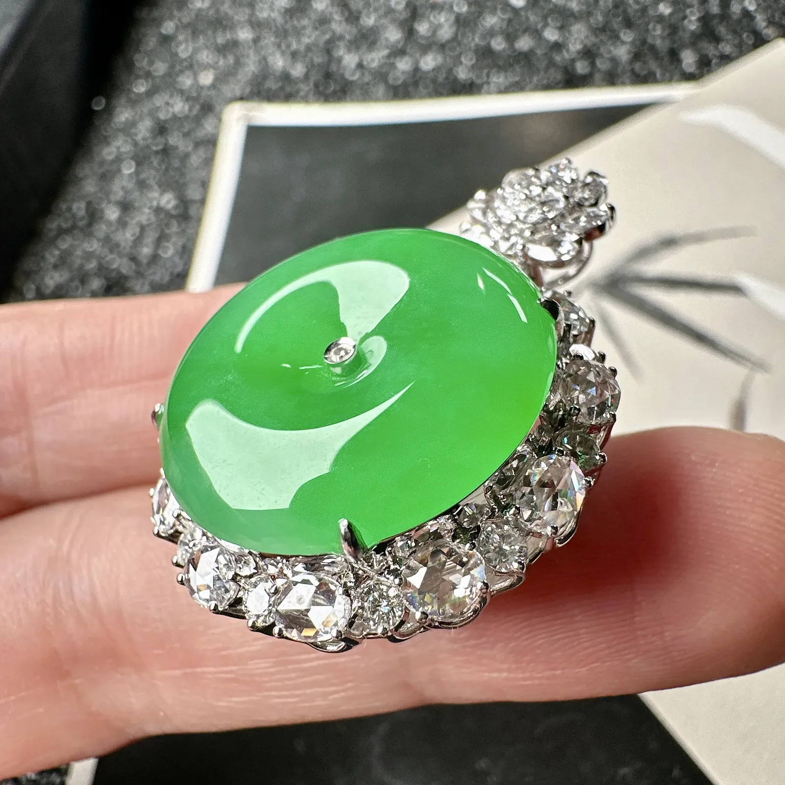 【冰种满绿平安扣】质地非常细腻，冰润十足，种老冰透，18k金钻镶嵌，裸石尺寸21*4.3毫米，收藏品质