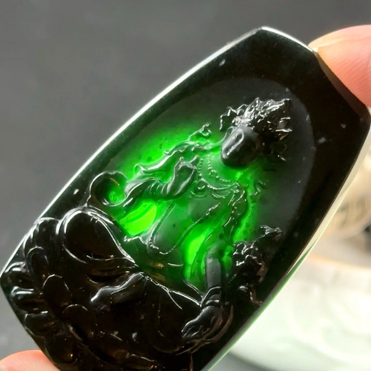 精品墨翠度母 种好色正 黑度极好 打灯通透 油性十足 尺寸53.3