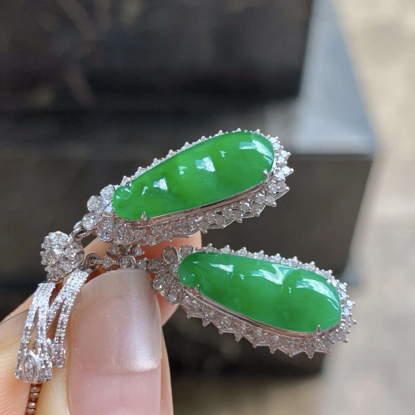 金钻镶嵌辣绿色豆子耳环^_^颜色浓郁 鲜艳