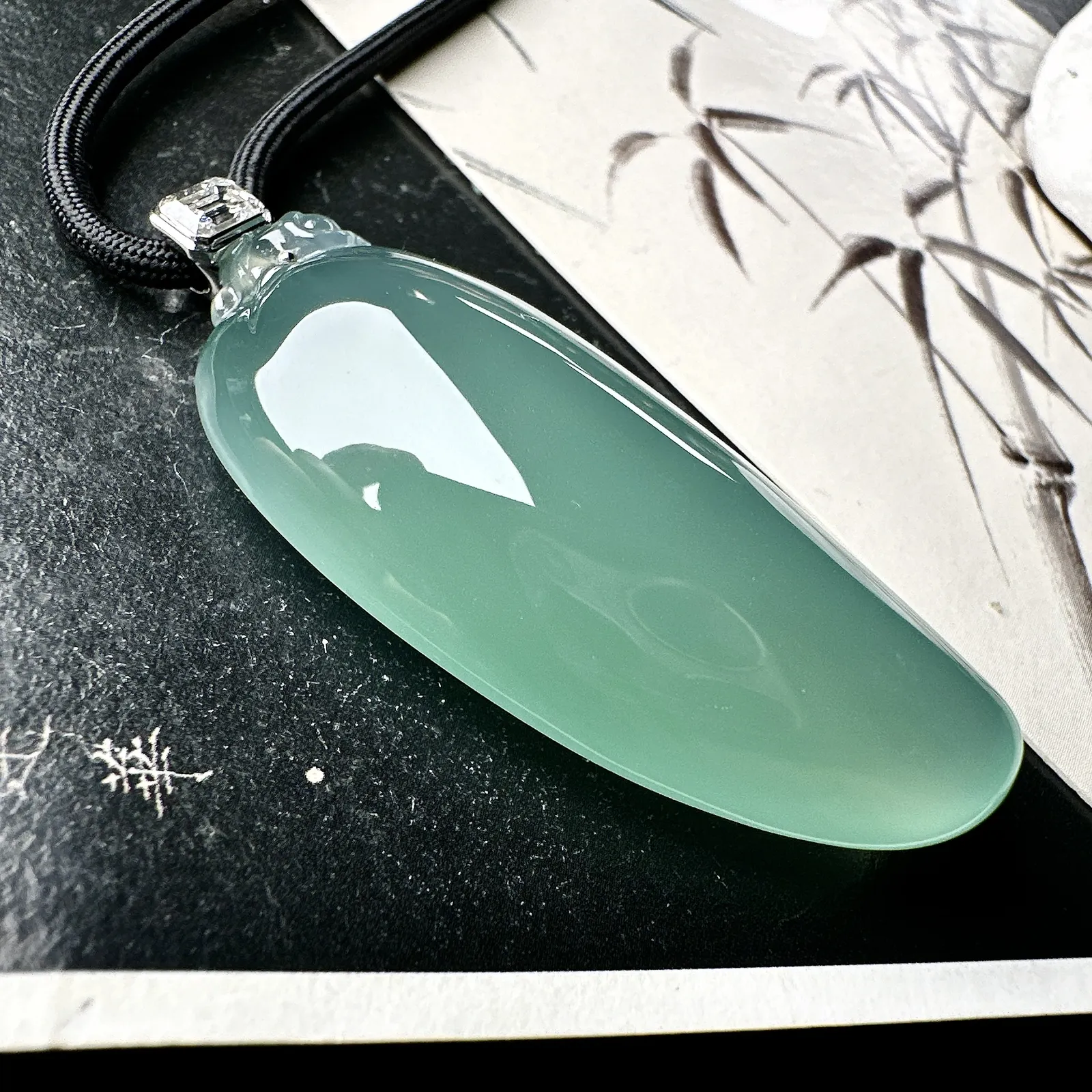 【冰种晴绿大福瓜】质地冰润细腻，种老起光，收藏品质，18K金钻镶嵌，裸石尺寸48.9*21.5*11.7毫米