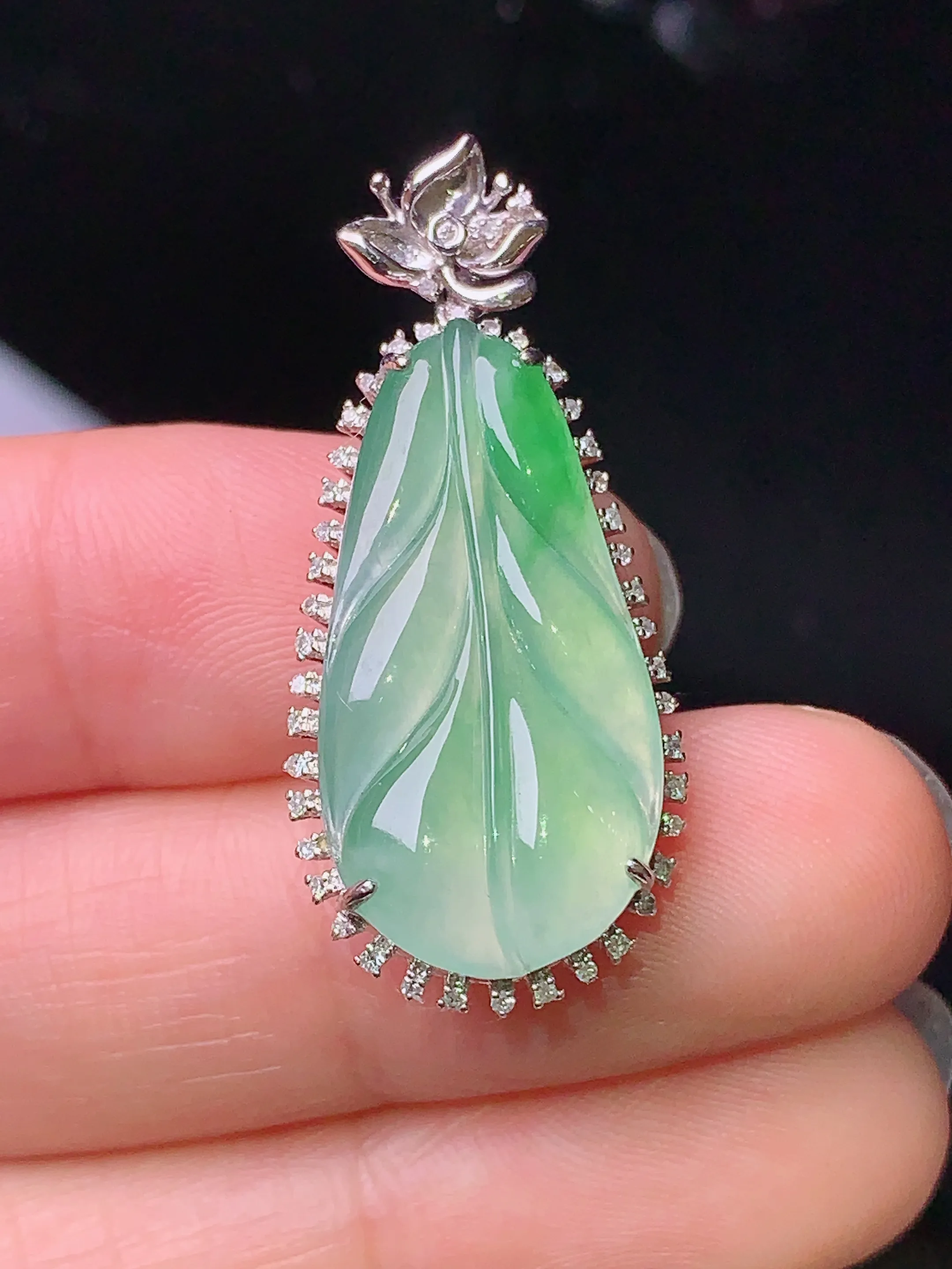 18k金钻镶嵌飘绿树叶吊坠 玉质细腻 色泽清新艳丽 整体尺寸33.8*15*7