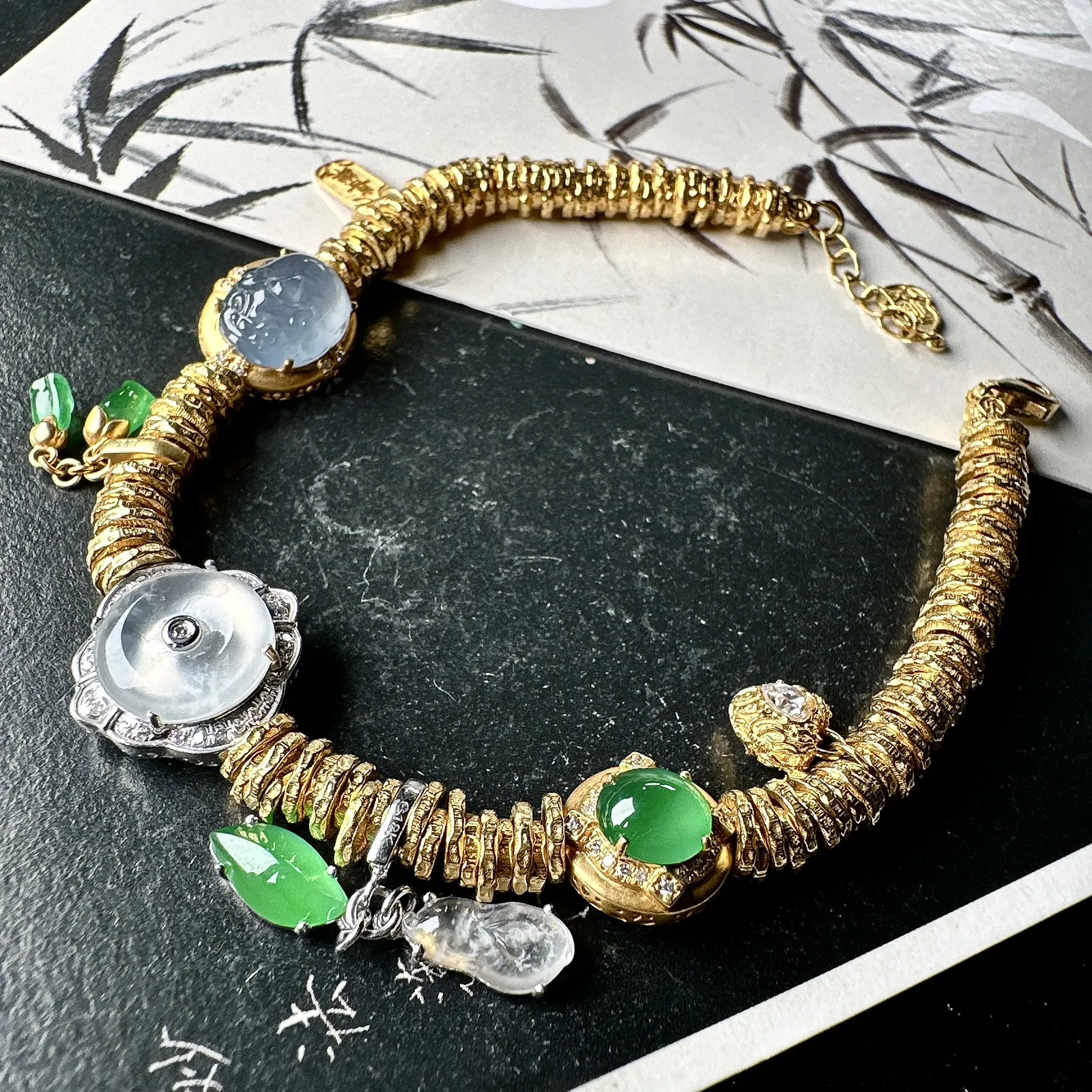 【冰种多种元素盘缠手链】颗颗冰透，饱满圆润，光泽闪耀，流行款，18K金钻镶嵌，其中一颗裸石尺寸10.1*2.7毫米