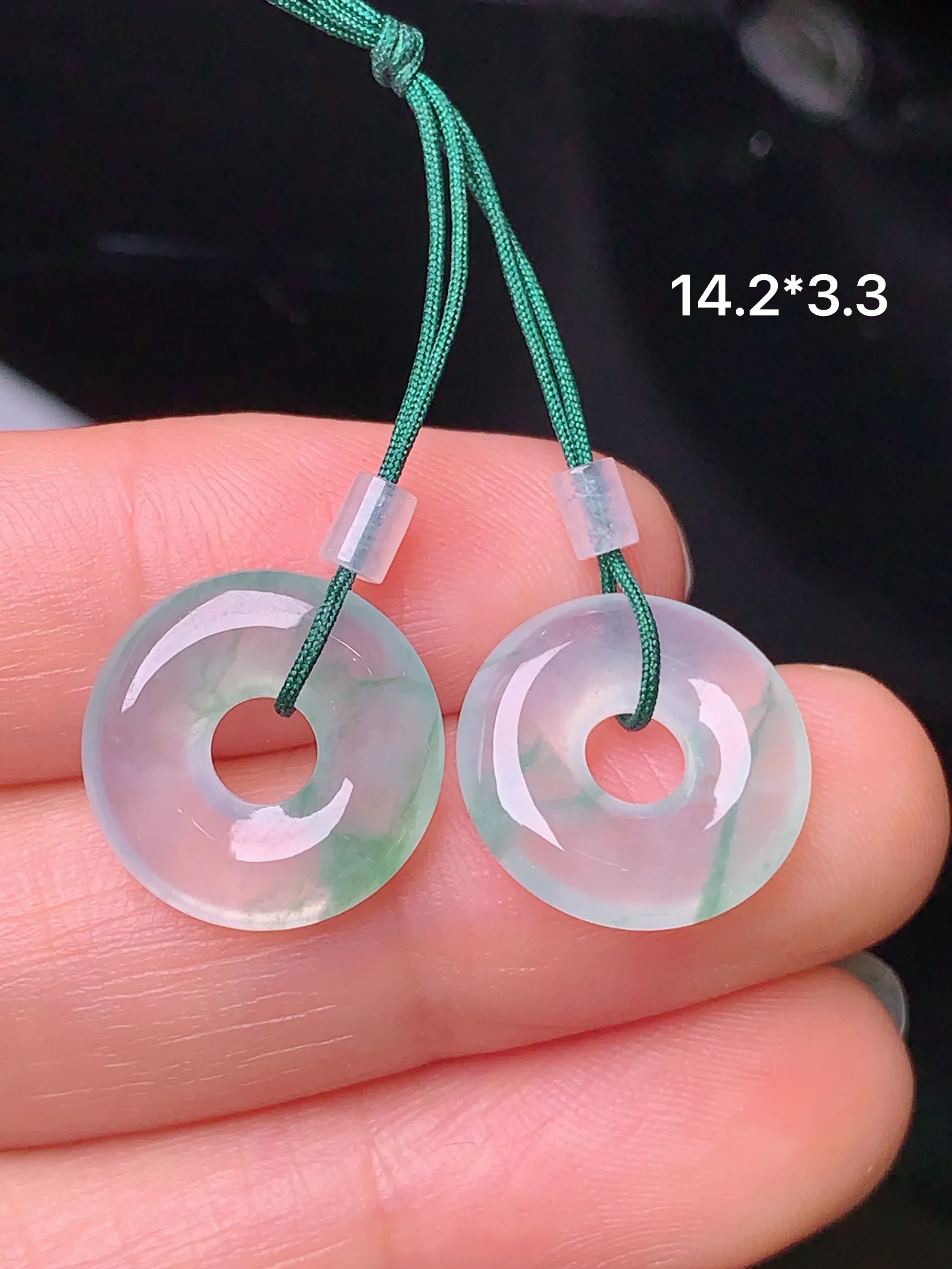 冰种飘绿平安扣一对 玉质细腻 色泽清新艳丽 整体尺寸 14.2*3.3