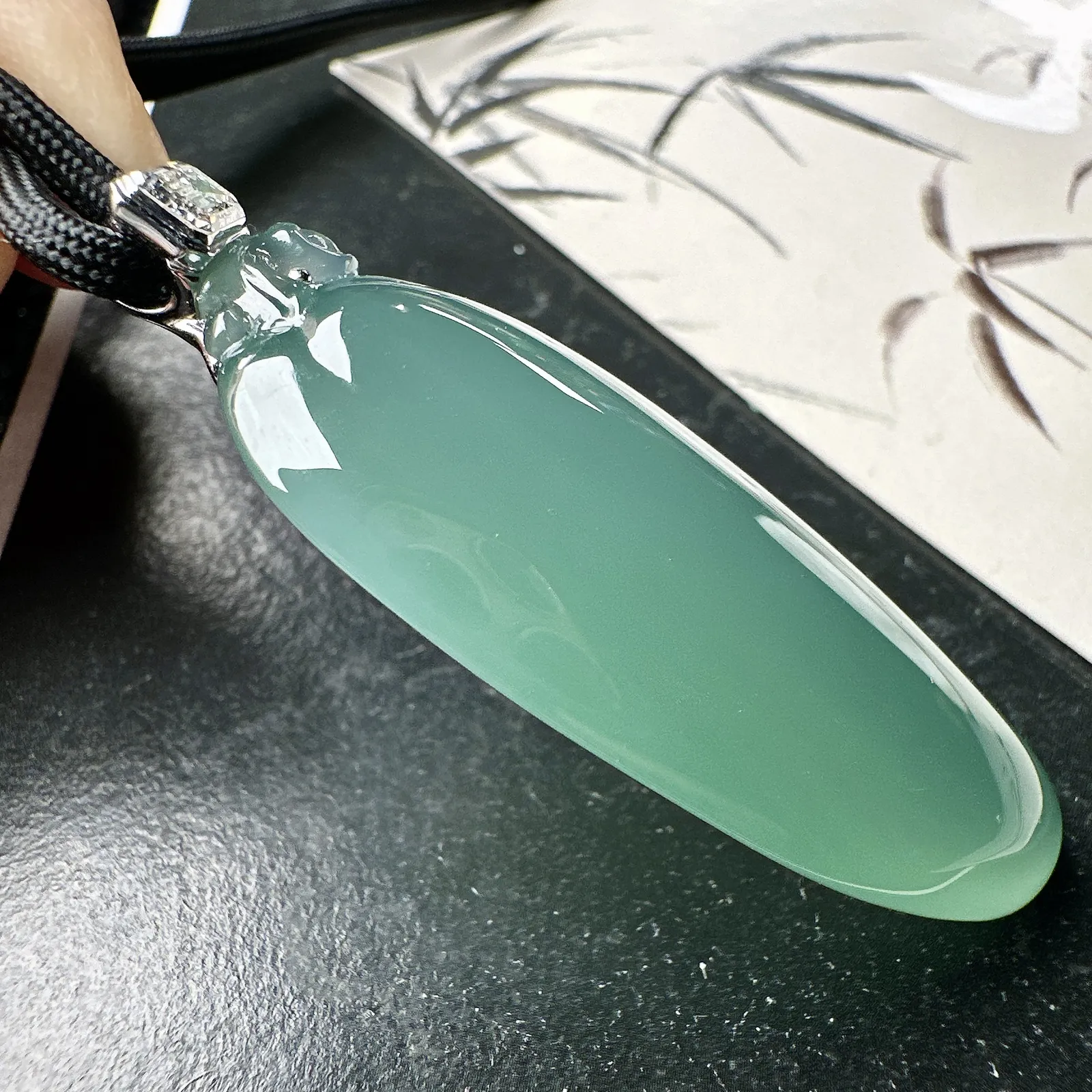 【冰种晴绿大福瓜】质地冰润细腻，种老起光，收藏品质，18K金钻镶嵌，裸石尺寸48.9*21.5*11.7毫米