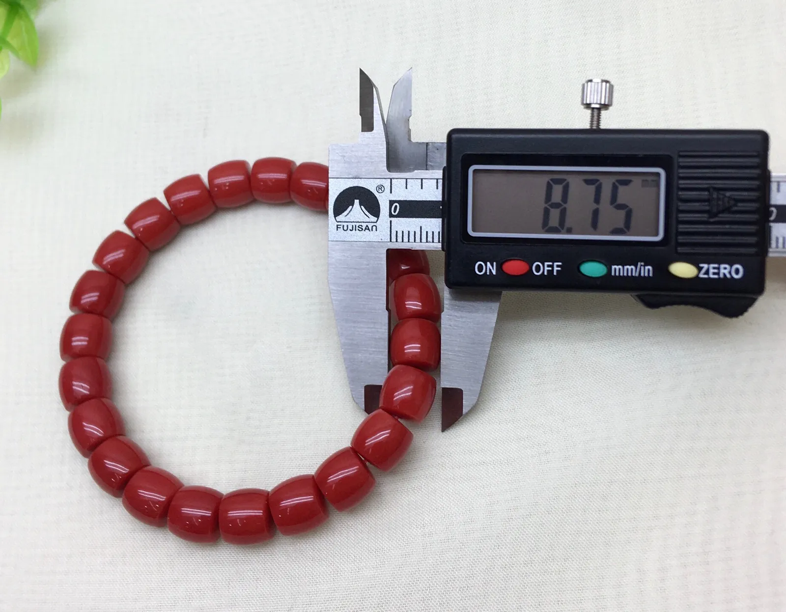 【天然深橘红珊瑚小9mm直切珠弹力手串】收藏佩戴两不误！天然无添加无优化，深橘红颜色，色泽好！品质好！颗颗天然！西班牙产地，科西卡材料，裸石尺寸约为8.82-8.75mm左右，重量24.99克。有个别天然小虫眼，可忽略不计。珊瑚自古被佛教视为珍宝，深海里千年生长的有生命宝石，有灵性，气场强大，佩戴者更有佛性，更有佛缘！