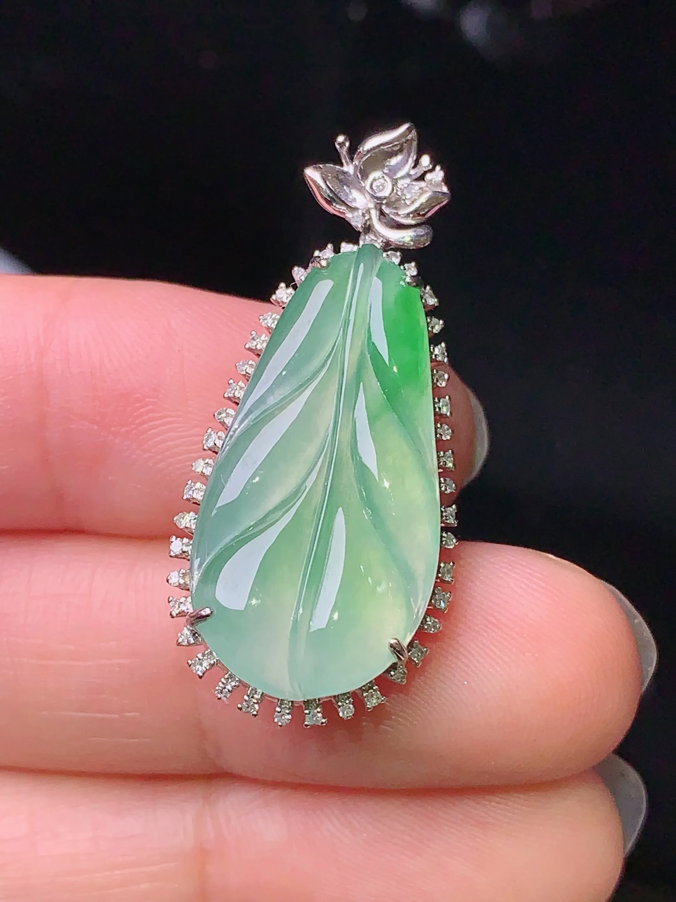 18k金钻镶嵌飘绿树叶吊坠 玉质细腻 色泽清新艳丽 整体尺寸33.8*15*7