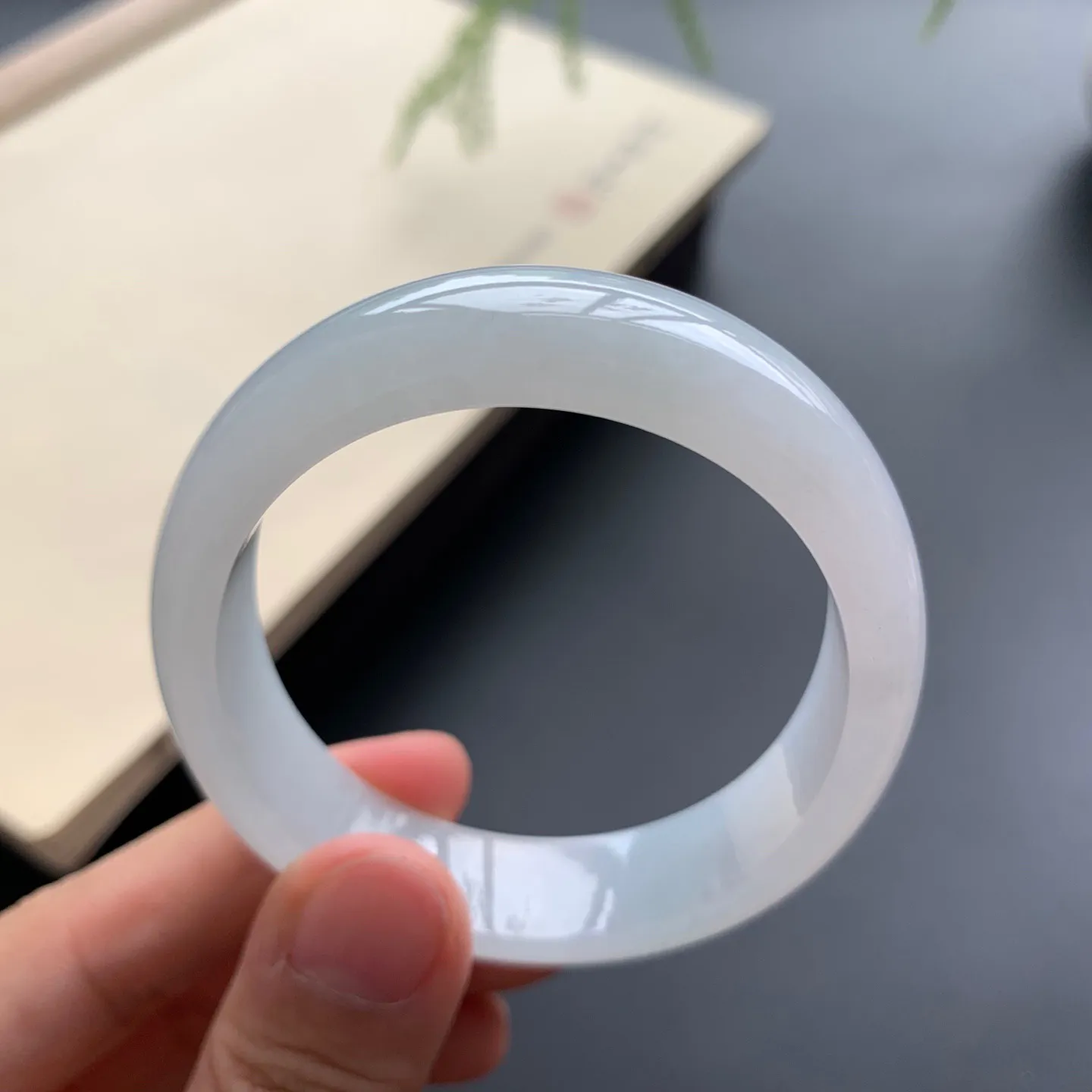 52.8圈口细糯贵妃手镯 尺寸：52.8-45.6-12.2-5.8，无纹裂，细腻光滑，清爽干净