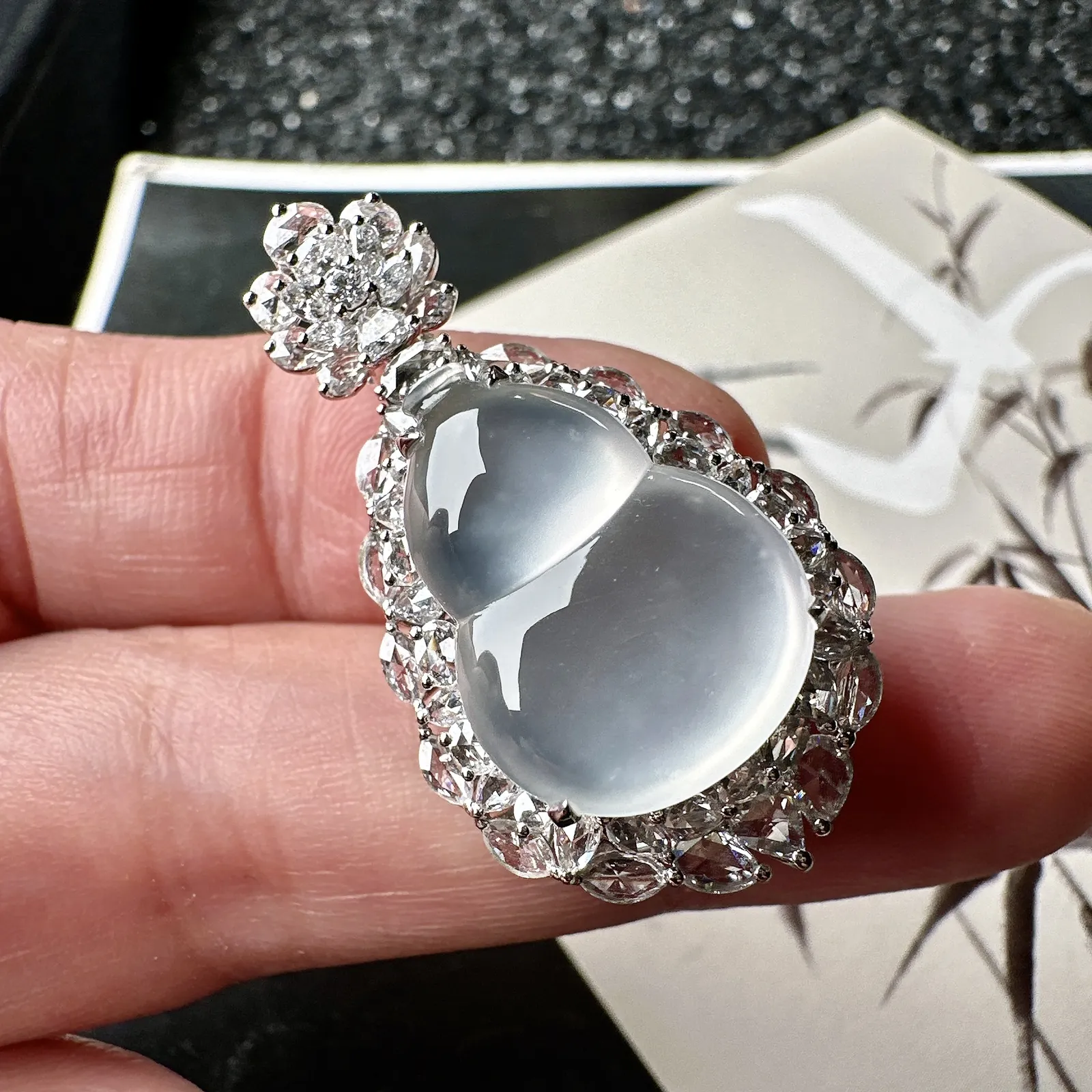 【玻璃种葫芦吊坠】质地细腻清爽，荧光感强烈，起刚光强烈，18K金钻镶嵌，裸石尺寸18.2*13.4*4毫米