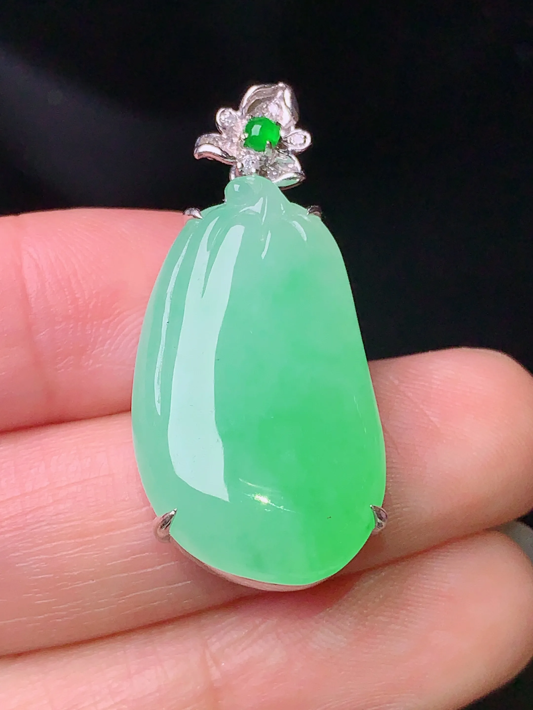 18k金钻镶嵌翠绿福瓜吊坠 玉质细腻 色泽清新艳丽 整体尺寸33.6*15.3*8.5