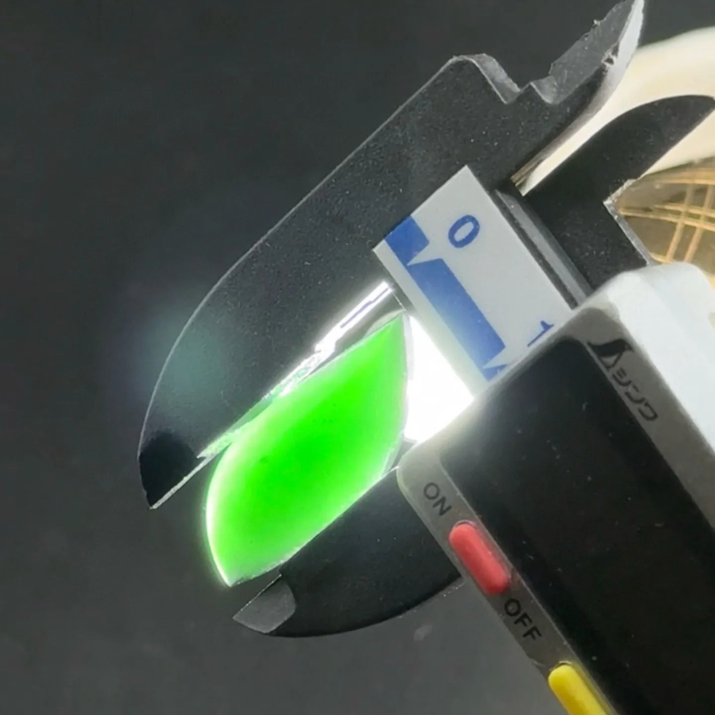 精品墨翠马眼裸石一枚 种好色正 黑度极好 打灯通透 油性十足 尺寸27.9