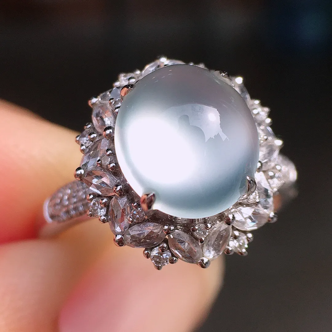 玻璃种蛋面戒指，玉质细腻，荧光感超
强，饱满圆润，尽显优雅气质，18k
金豪华镶嵌