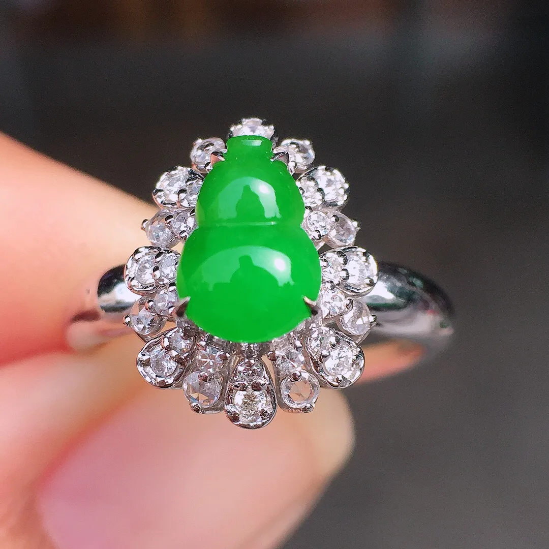 阳绿葫芦戒指，色泽均匀艳丽，玉质细腻，荧光感超
强，饱满圆润，尽显优雅气质，18k
金豪华镶嵌