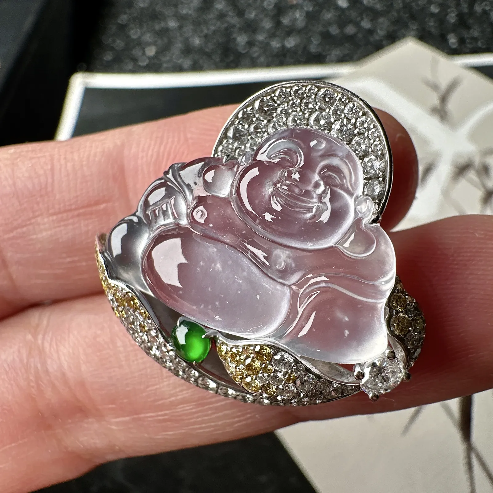 【玻璃种佛公吊坠】种水上乘，晶莹剔透，纯净通透，莹光感很强，18k金钻镶嵌，裸石尺寸15.5*21.9*4.6毫米