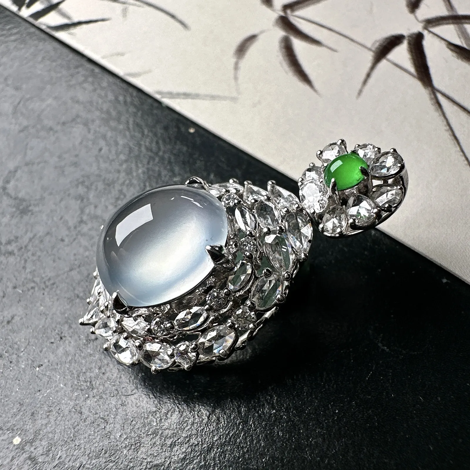 【冰种蛋面吊坠】冰感十足，通透闪亮，饱满圆润，18k金钻镶嵌，裸石尺寸12.5*11.1*6.9毫米。