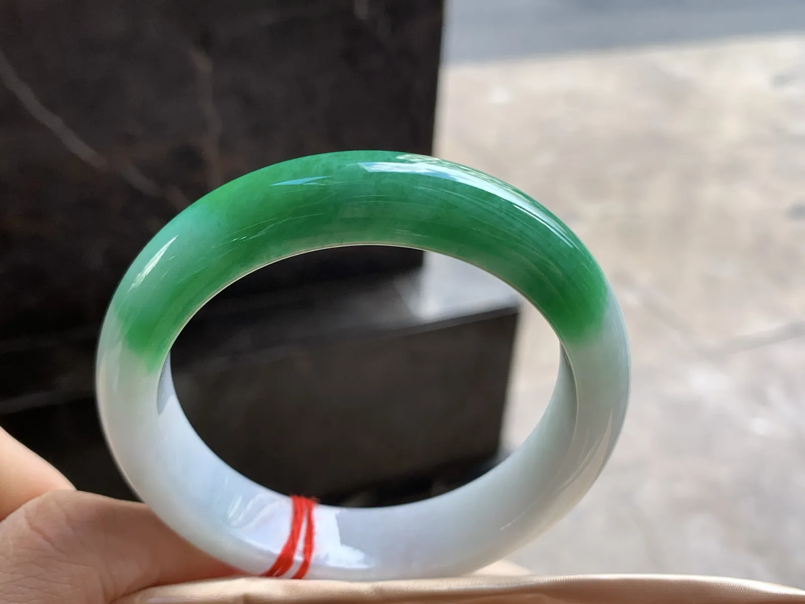 57.5-13.6-9

辣绿色手镯^_^颜色浓郁 细腻