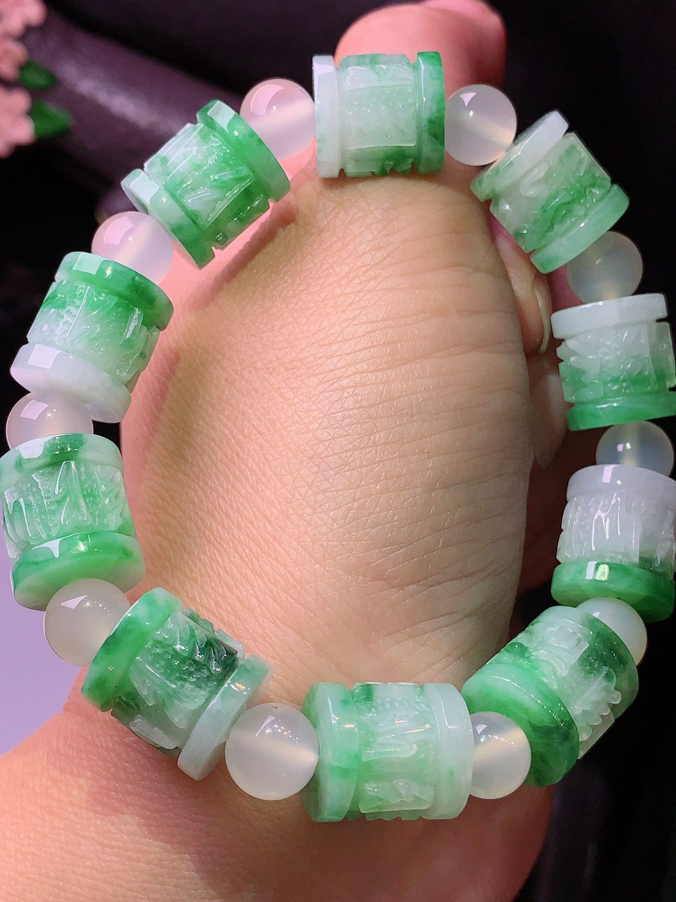 飘绿路路通手链 玉质细腻 色泽清新艳丽 整体尺寸12*13