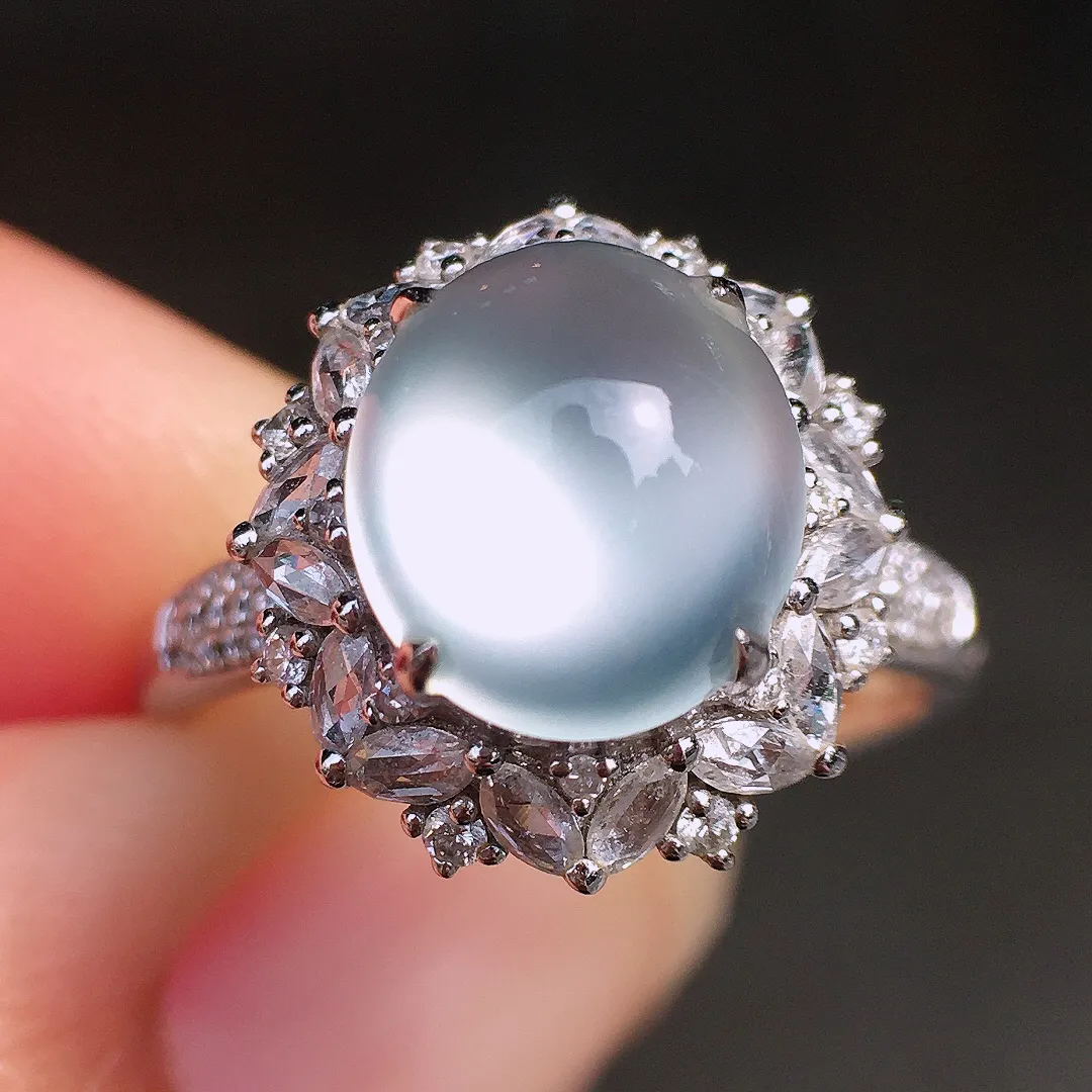 玻璃种蛋面戒指，玉质细腻，荧光感超
强，饱满圆润，尽显优雅气质，18k
金豪华镶嵌