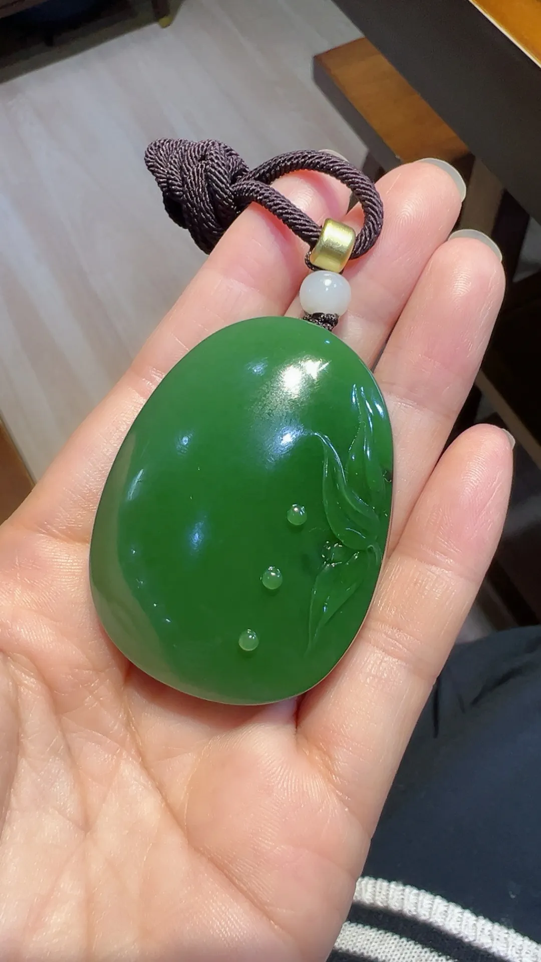 碧玉｜浓阳绿｜祝福

重74.5克 尺寸51.8*39*17.8mm