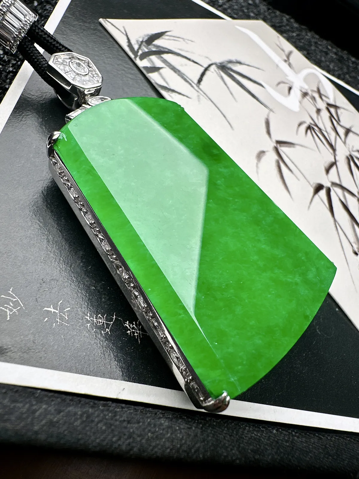 【冰种阳绿缅料大无事牌】珍藏级别，实物更漂亮，阳绿色泽。18k金钻镶嵌，裸石尺寸54.2*41.8*4.3毫米