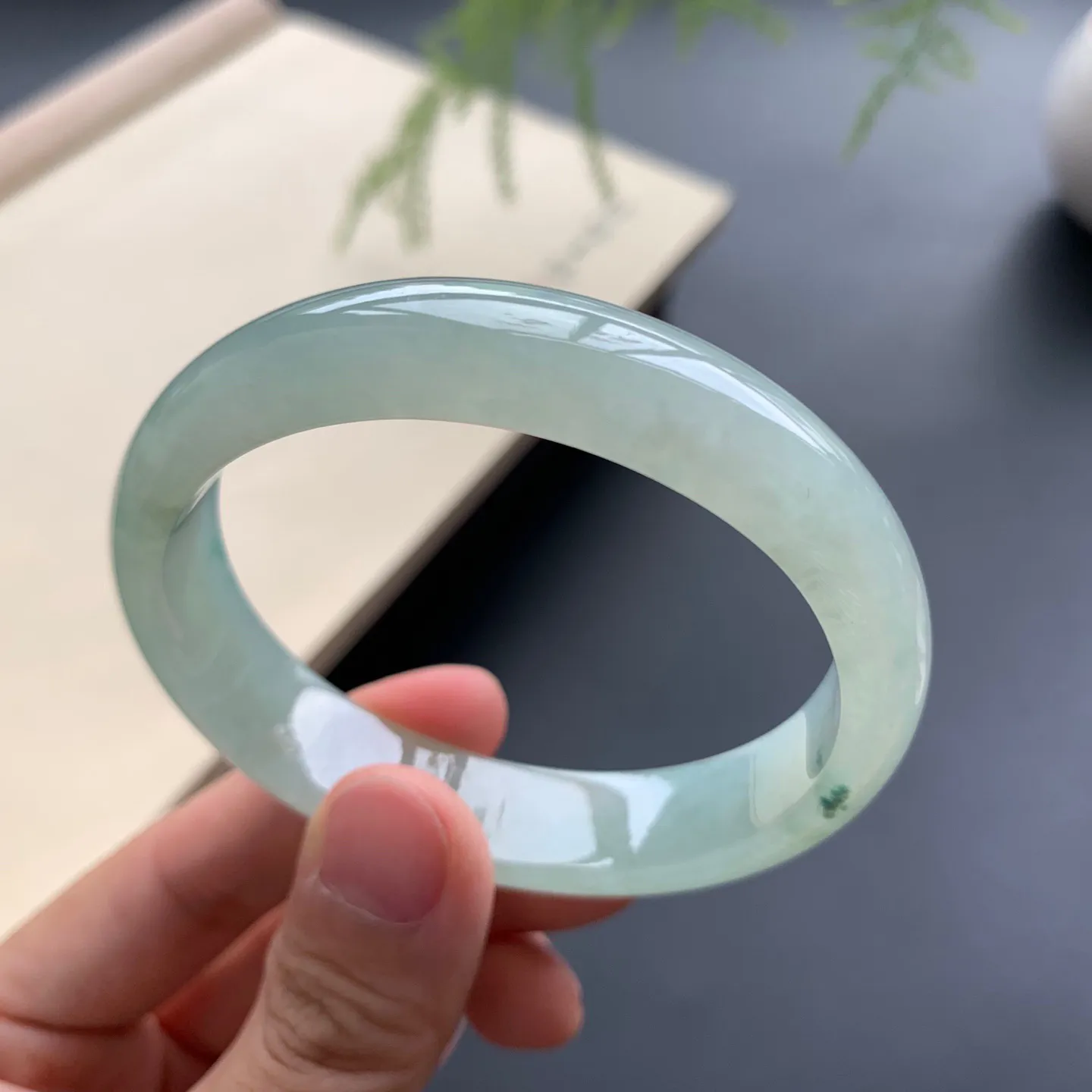 54.5圈口底色飘花贵妃手镯 尺寸：54.5-48-12.8-6.6，无纹裂，水润起胶，色泽亮丽