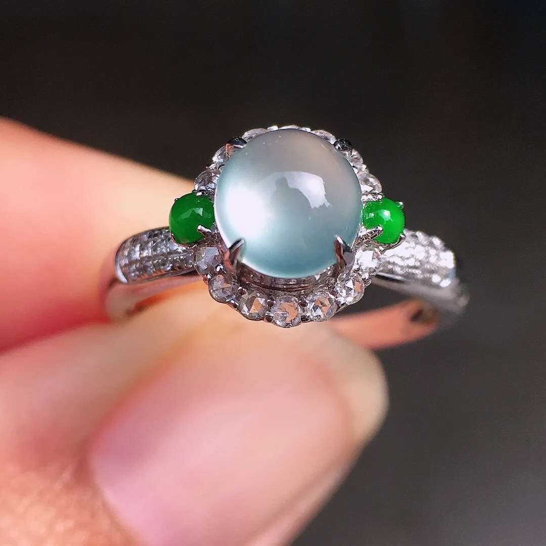 冰种蛋面戒指，玉质细腻，荧光感超
强，饱满圆润，尽显优雅气质，18k
金豪华镶嵌