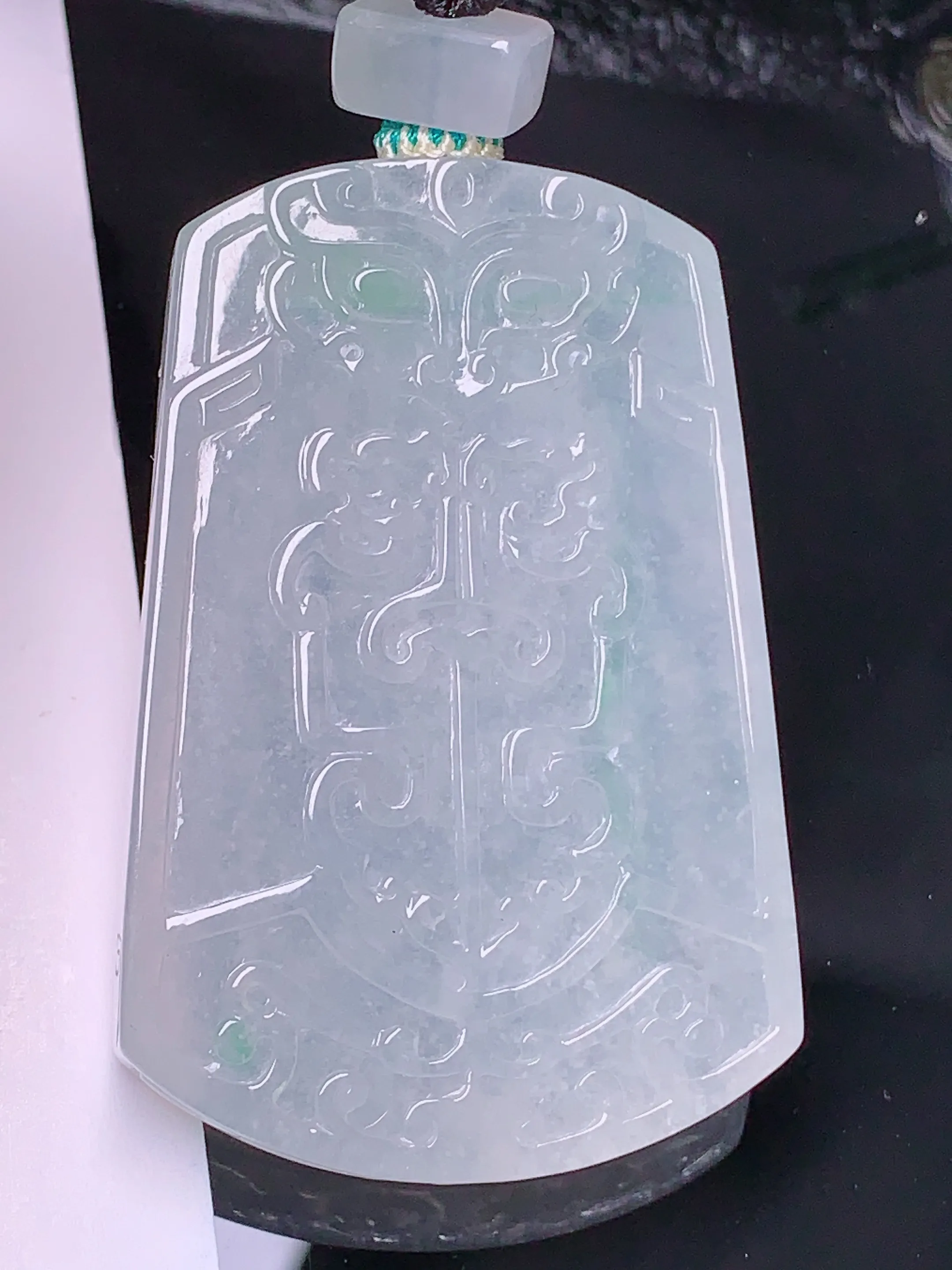 冰种雕花无事牌吊坠 玉质细腻 色泽清新艳丽 整体尺寸50.8*33.2*6.5