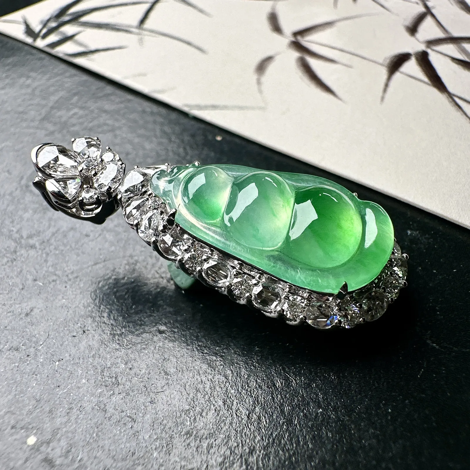 【冰种绿福豆吊坠】种地上乘，冰感十足，通透起光，饱满圆润，18k金钻镶嵌，裸石尺寸21.9*11.7*4.8毫米。