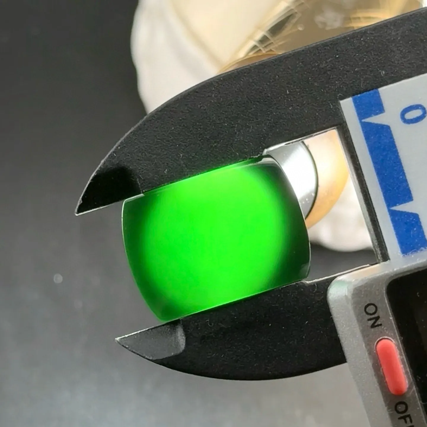 墨翠马鞍戒面一枚 种好色正 黑度极好 打灯通透 油性十足 尺寸19.8