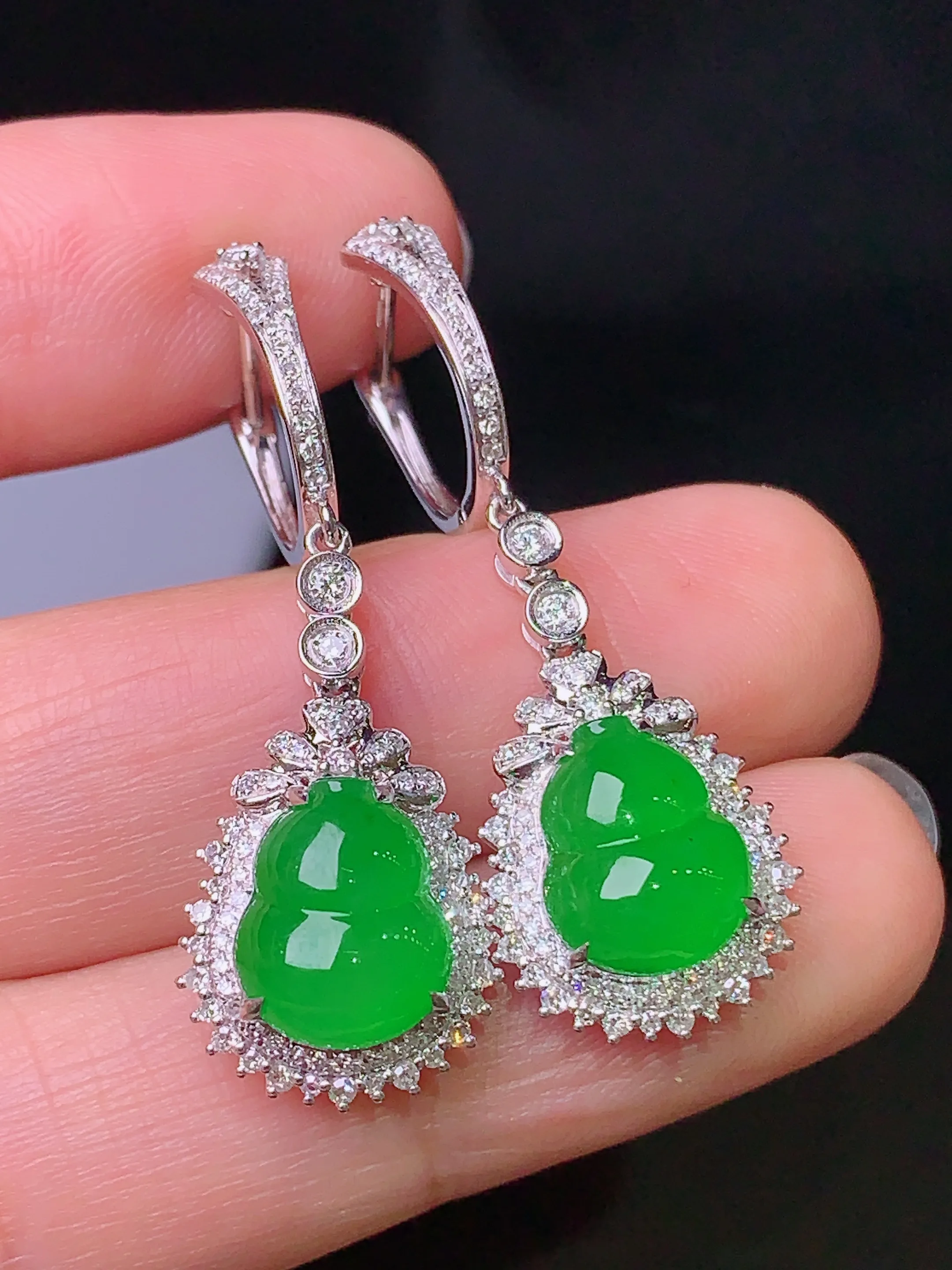 18k金钻镶嵌满绿葫芦耳坠 玉质细腻 色泽清新艳丽 整体尺寸37.5*12.6*8.5