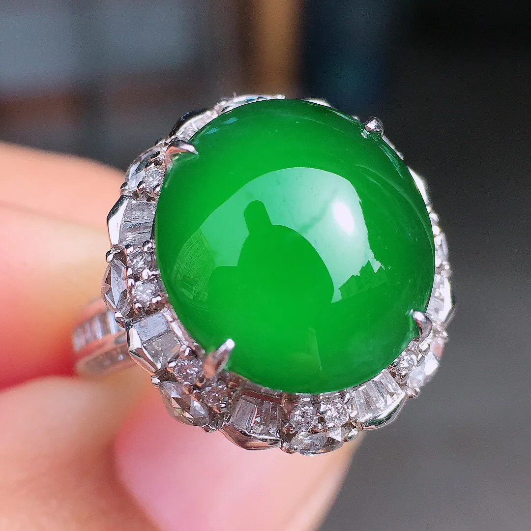 满绿蛋面戒指，色泽均匀艳丽，玉质细腻，荧光感超
强，饱满圆润，尽显优雅气质，18k
金豪华镶嵌