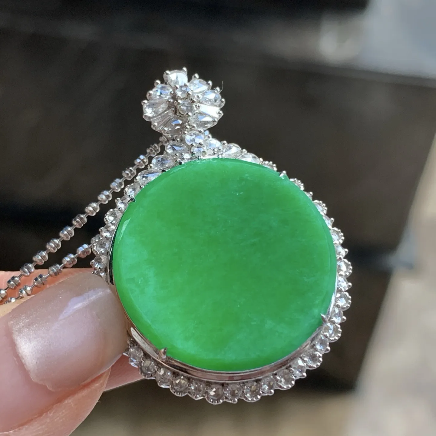 金钻镶嵌辣绿色圆牌^_^鲜艳 玉质温润