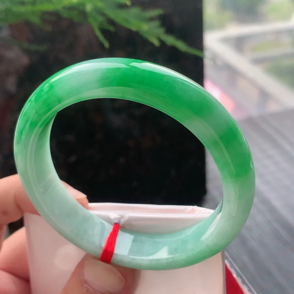 正圈冰糯阳绿 无瑕 尺寸:57.2/12.6/8.5 色阳