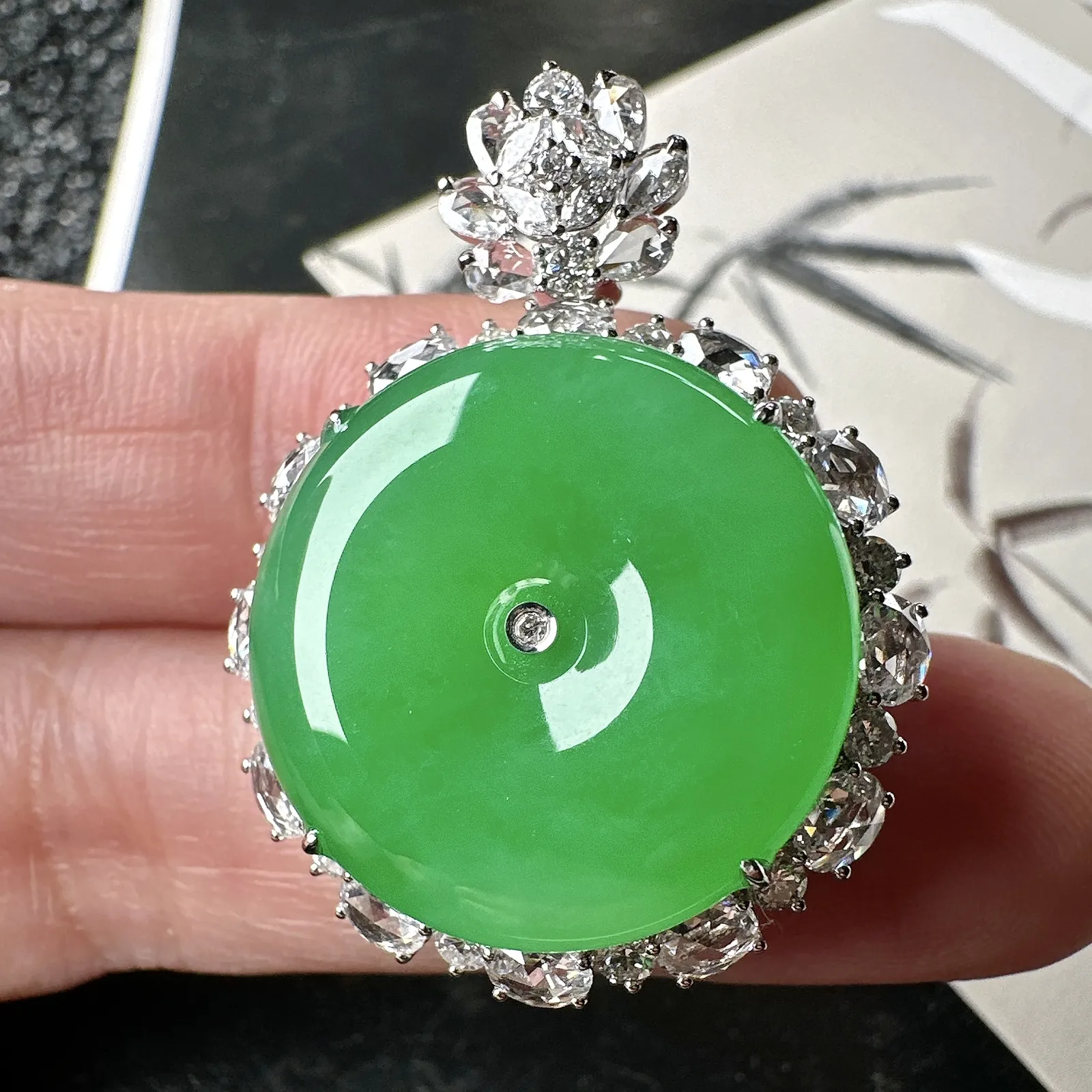 【冰种满绿平安扣】质地非常细腻，冰润十足，种老冰透，18k金钻镶嵌，裸石尺寸21*4.3毫米，收藏品