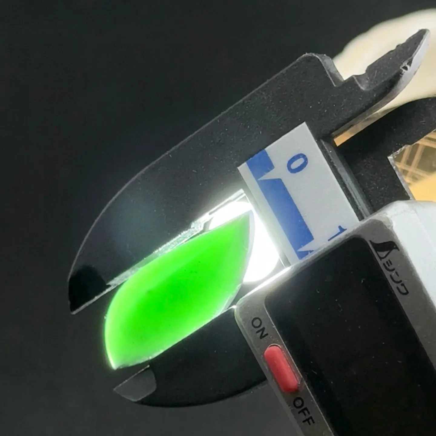 精品墨翠马眼裸石一枚 种好色正 黑度极好 打灯通透 油性十足 尺寸27.9