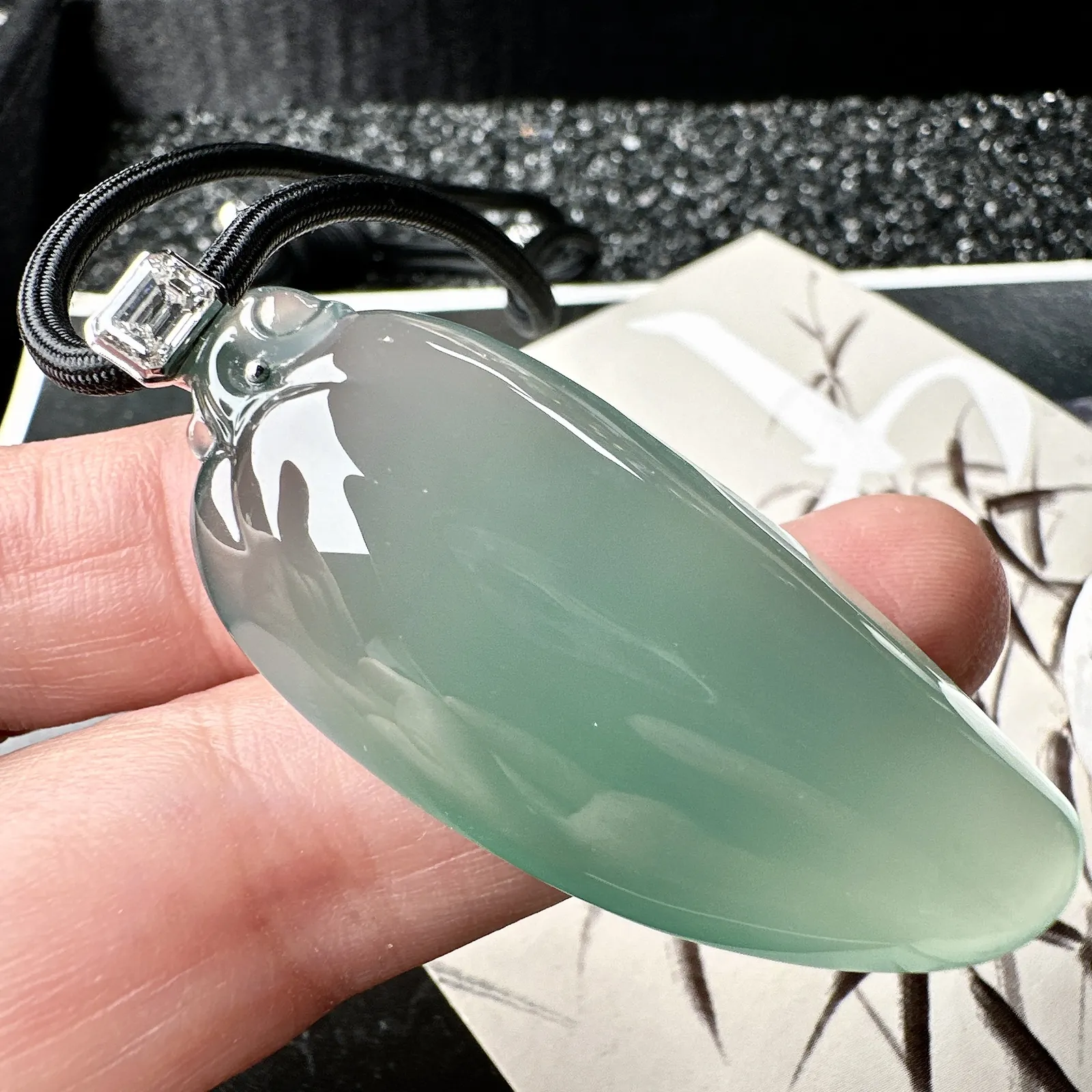 【冰种晴绿大福瓜】质地冰润细腻，种老起光，收藏品质，18K金钻镶嵌，裸石尺寸48.9*21.5*11