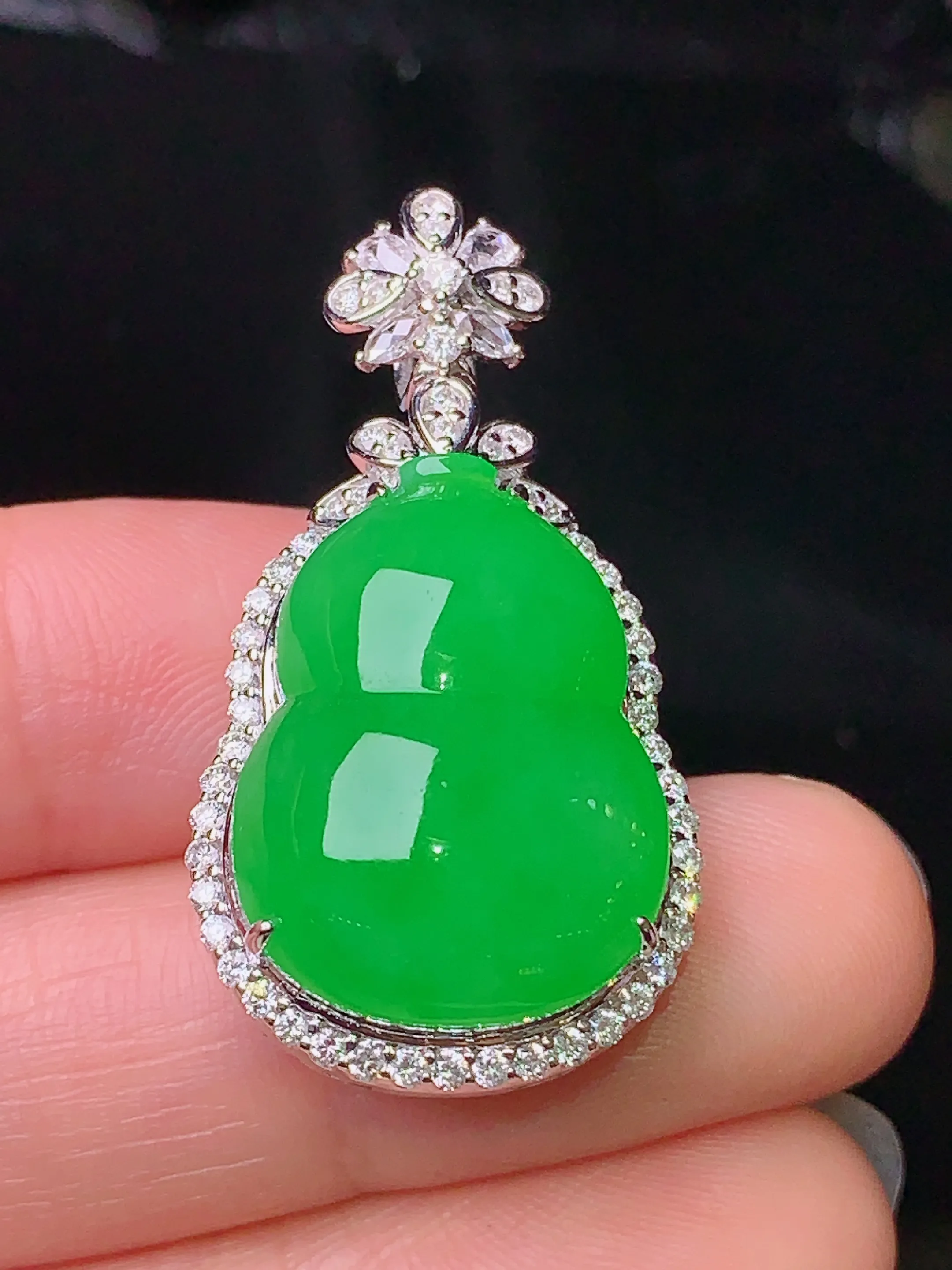 18k金钻镶嵌满绿葫芦吊坠 玉质细腻 色泽清新艳丽 整体尺寸34.5*18.5*13.5