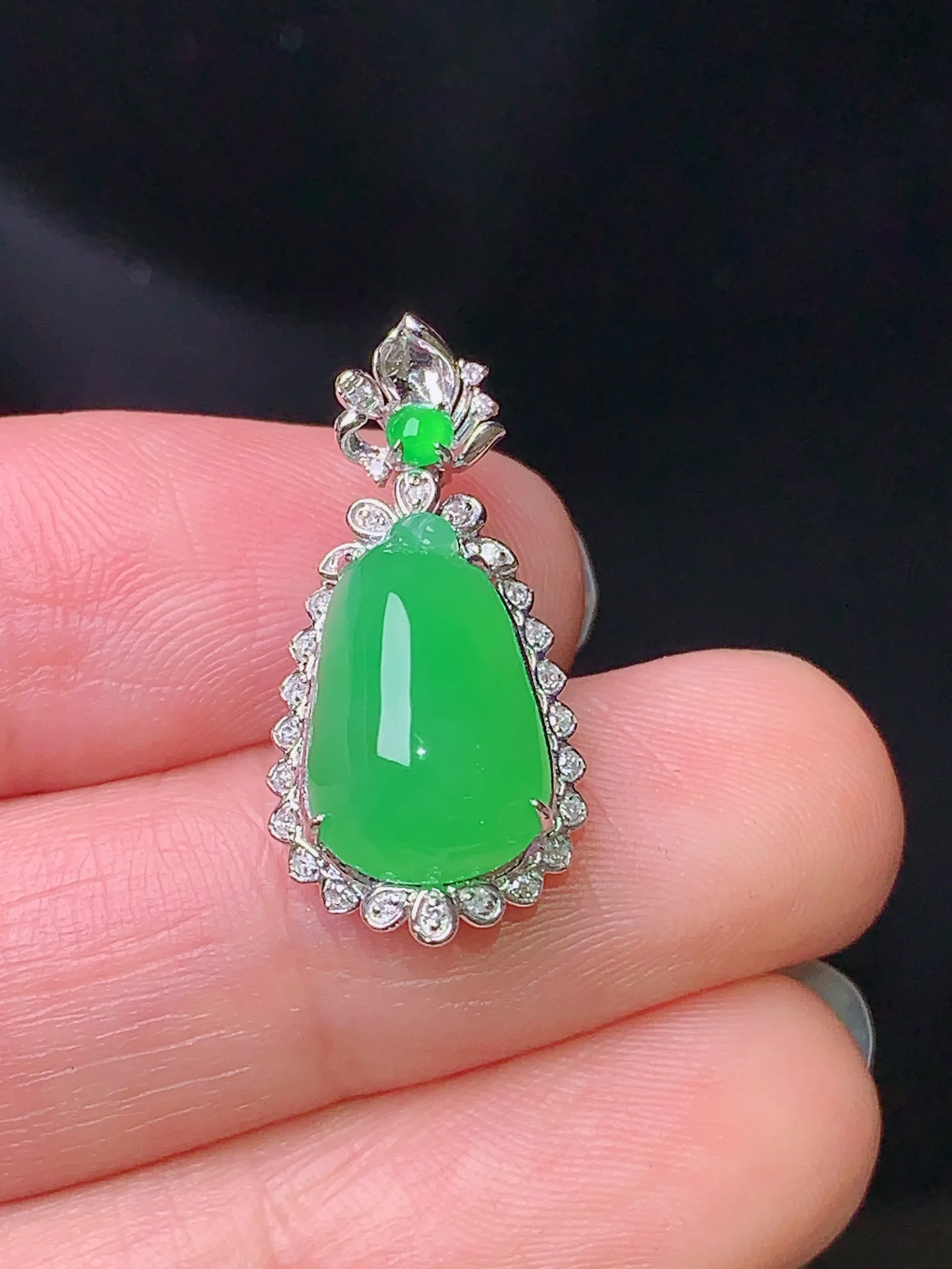 18k金钻镶嵌满绿福瓜吊坠 玉质细腻 色泽清新艳丽 整体尺寸23.3*11.5*8.5